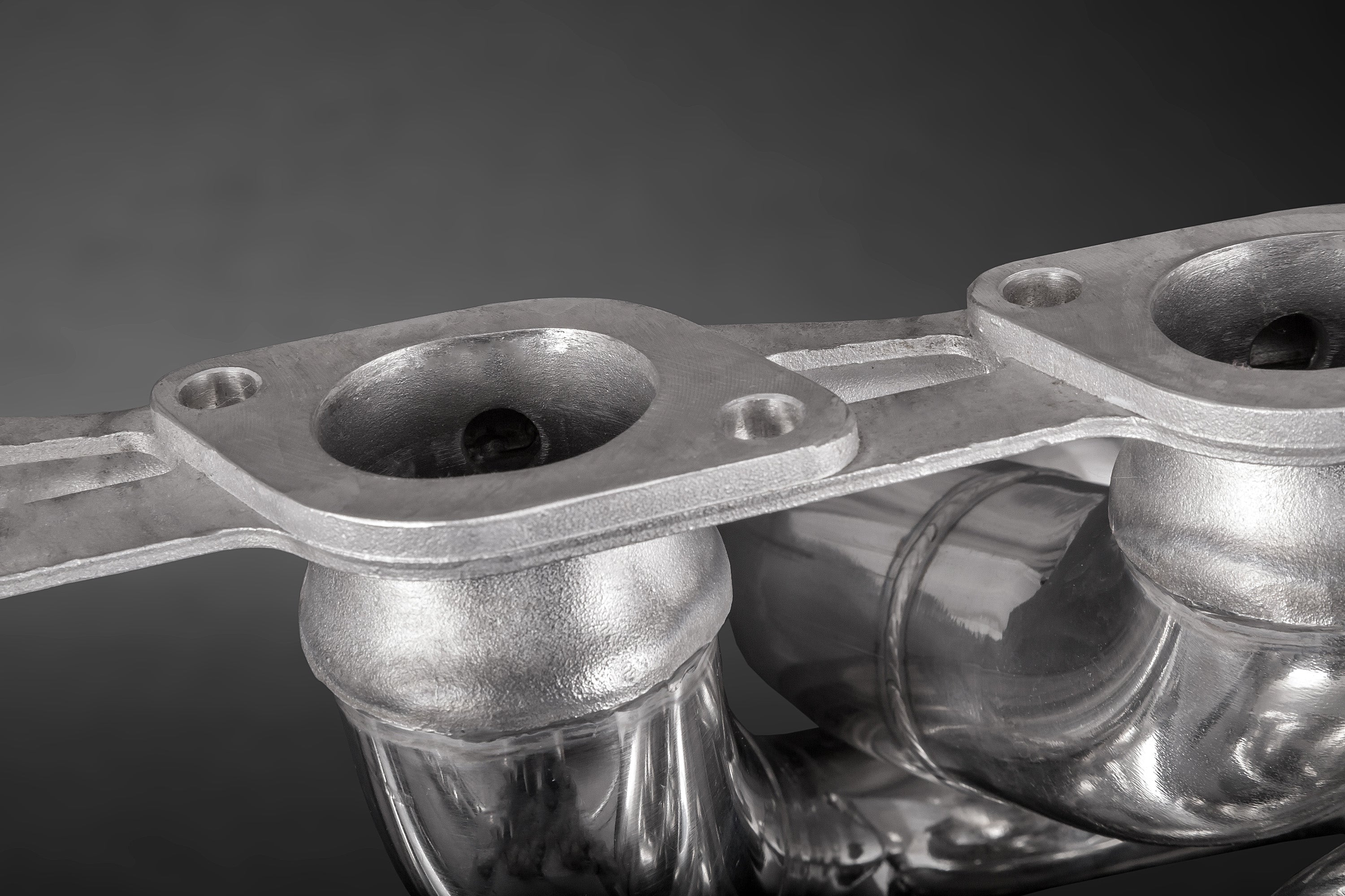 Close-up of Capristo F430 header flange and cast port inlets