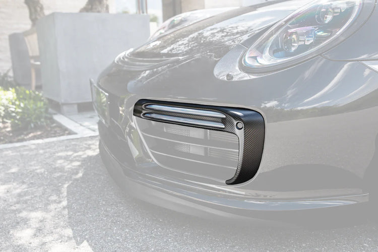 A side close up view of TECHART Front Grilles Airblades Carbon, "matt" for Porsche 991.2 Turbo S from MY17 on a black Porsche with the grilles highlighted