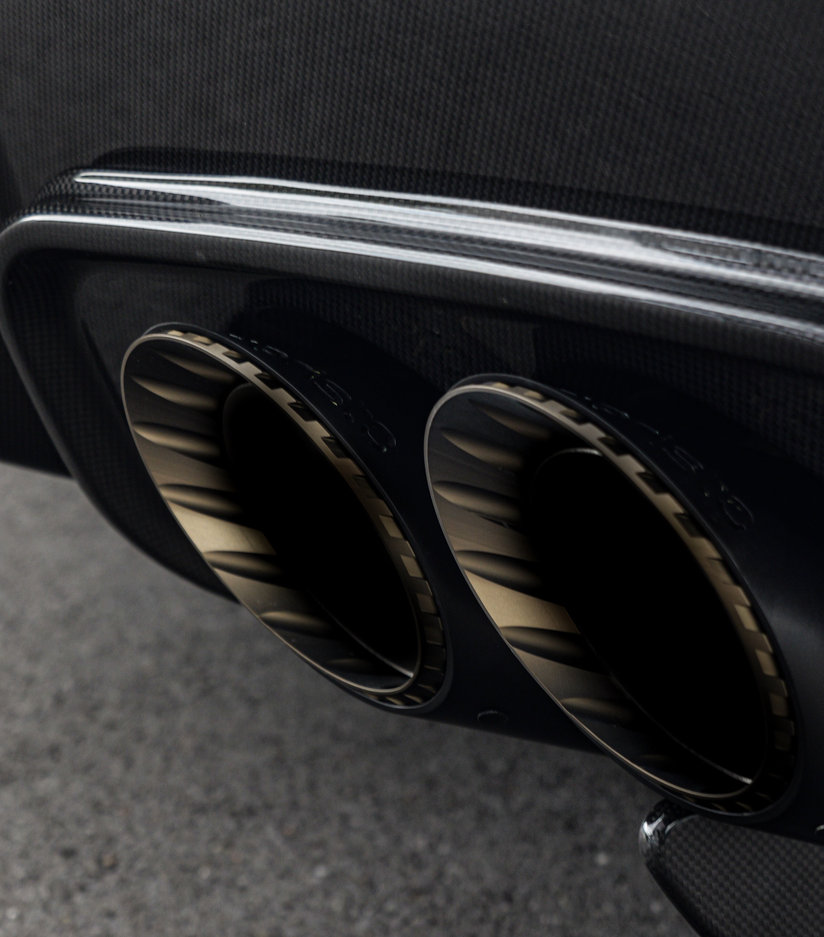 Close-up of bronze-finish WiCrom tips in Capristo carbon frame, Ferrari 12Cilindri