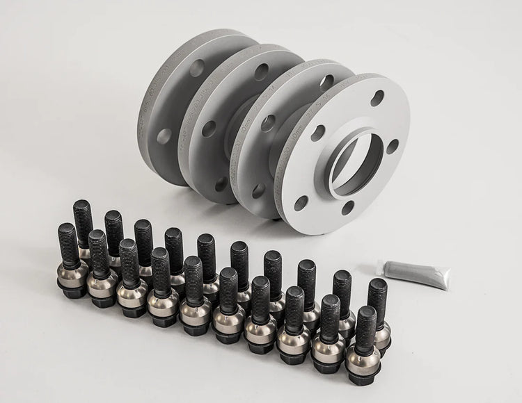 A front view of TECHART Performance-Kit Macan Widebody (Spacer-Kit) for Porsche Formula IV 21" with wheel screws