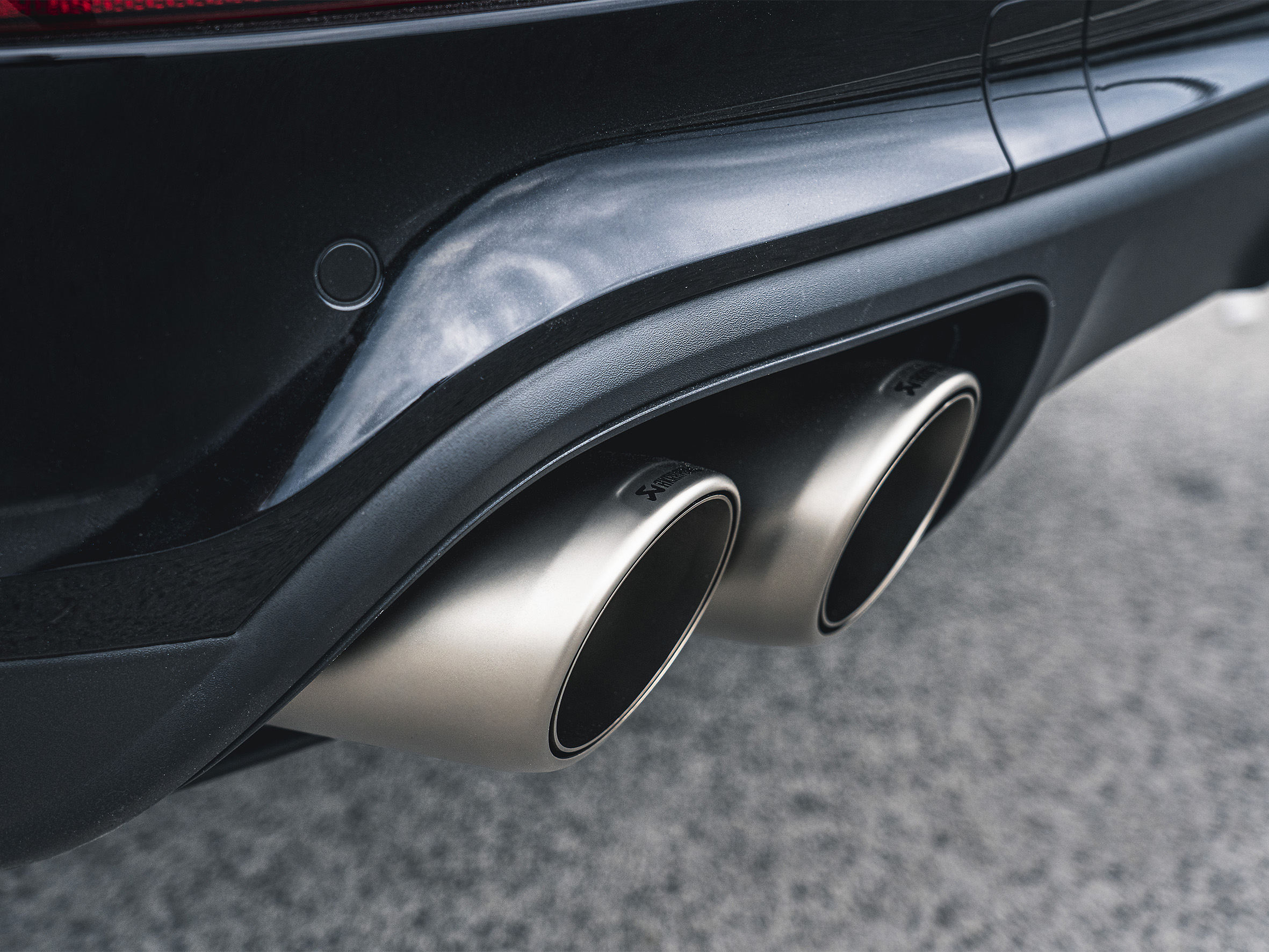 Akrapovic Porsche Cayenne V6 (536) Tail Pipe Set (Titanium) TP-T/S/23 for Porsche Cayenne / Coupe 9Y0 2019-2023, side view