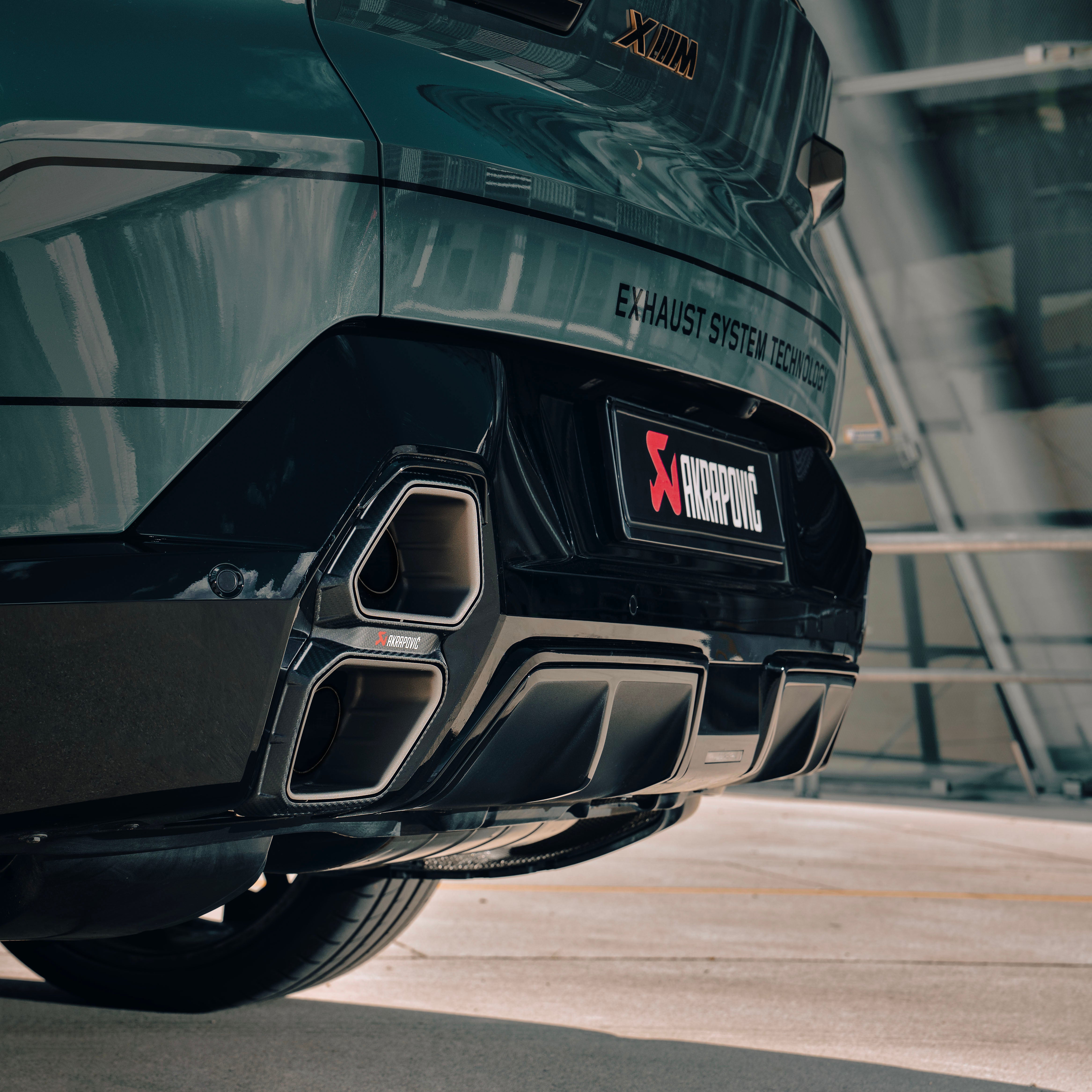 Akrapovic BMW XM (G09) TwinPower Turbo V8 Hybrid Slip-On Race Line (Titanium) w/ Carbon Tips S-BM/T/36H for BMW XM G09 2023-2027, detail view