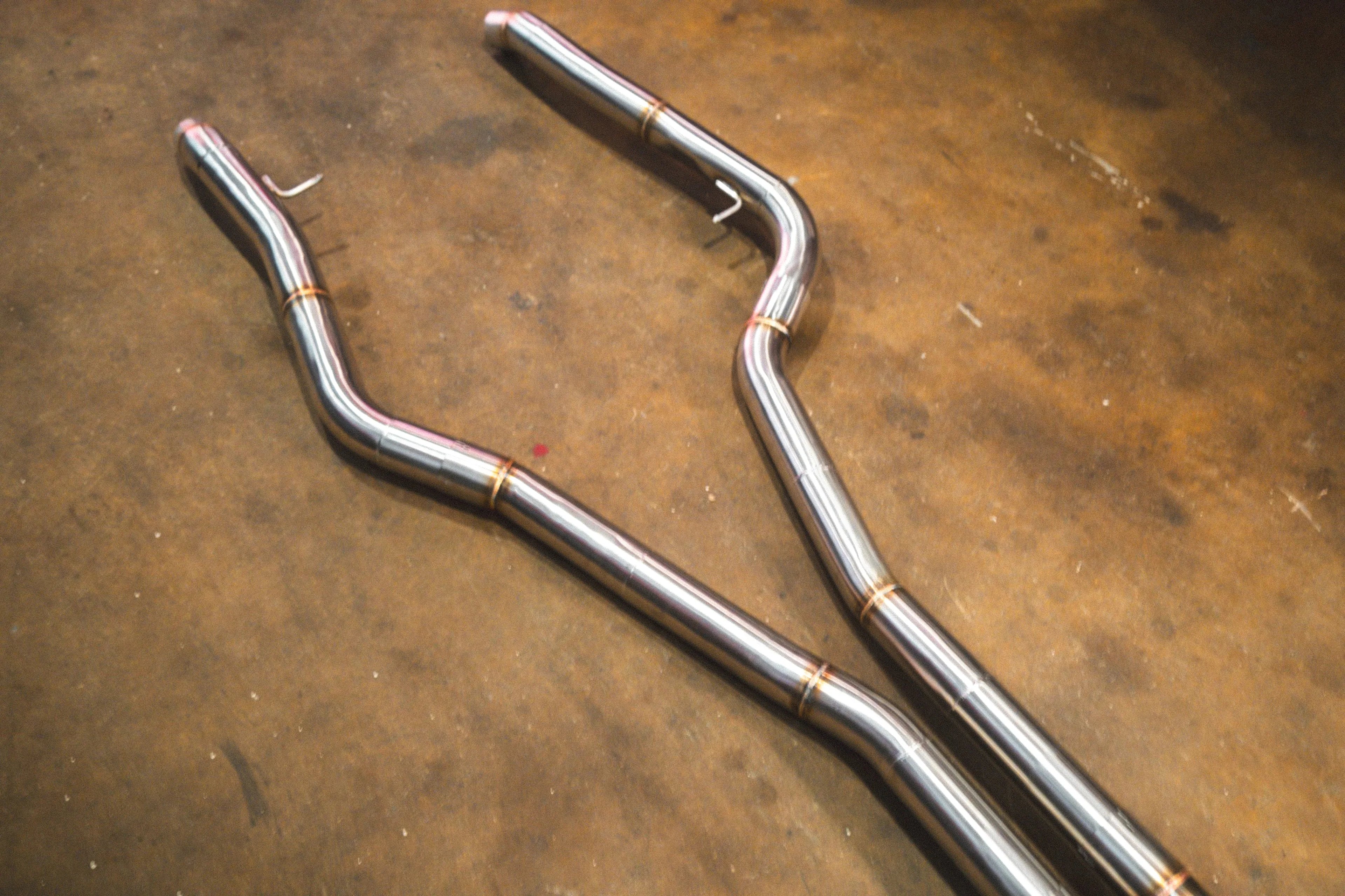 Detailed view of the mandrel-bent mid-pipes showing the smooth curves and uniform weld beads.