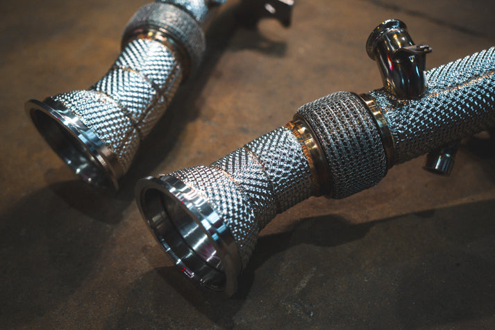 Ferrari 296 GTB GTS Valvetronic exhaust: braided heat shield on a pipe end, close-up