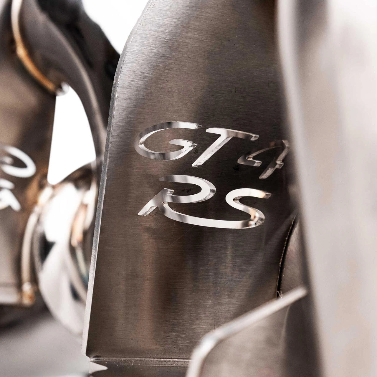 Engraved GT4 RS logo on the titanium valved exhaust