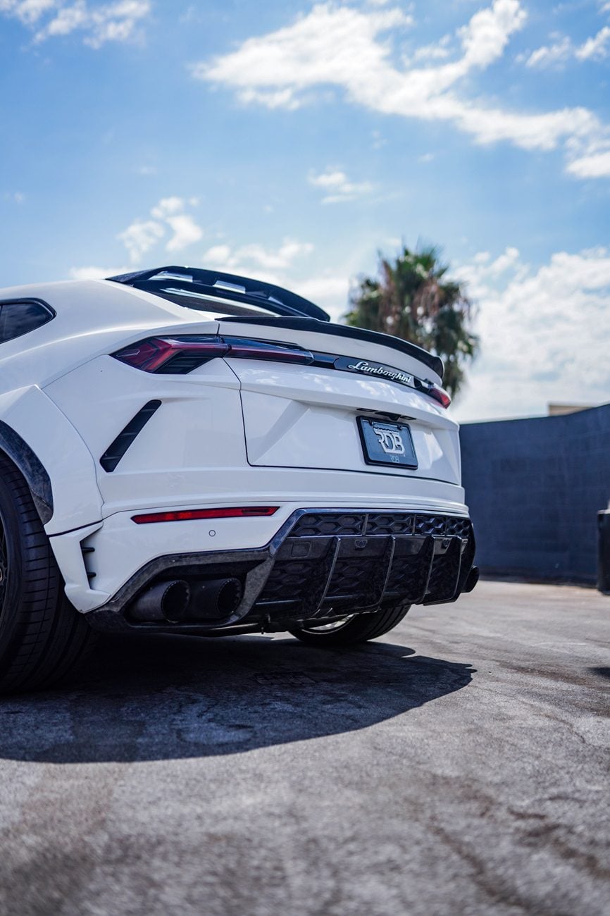 White Urus rear three-quarter showing the rear diffuser