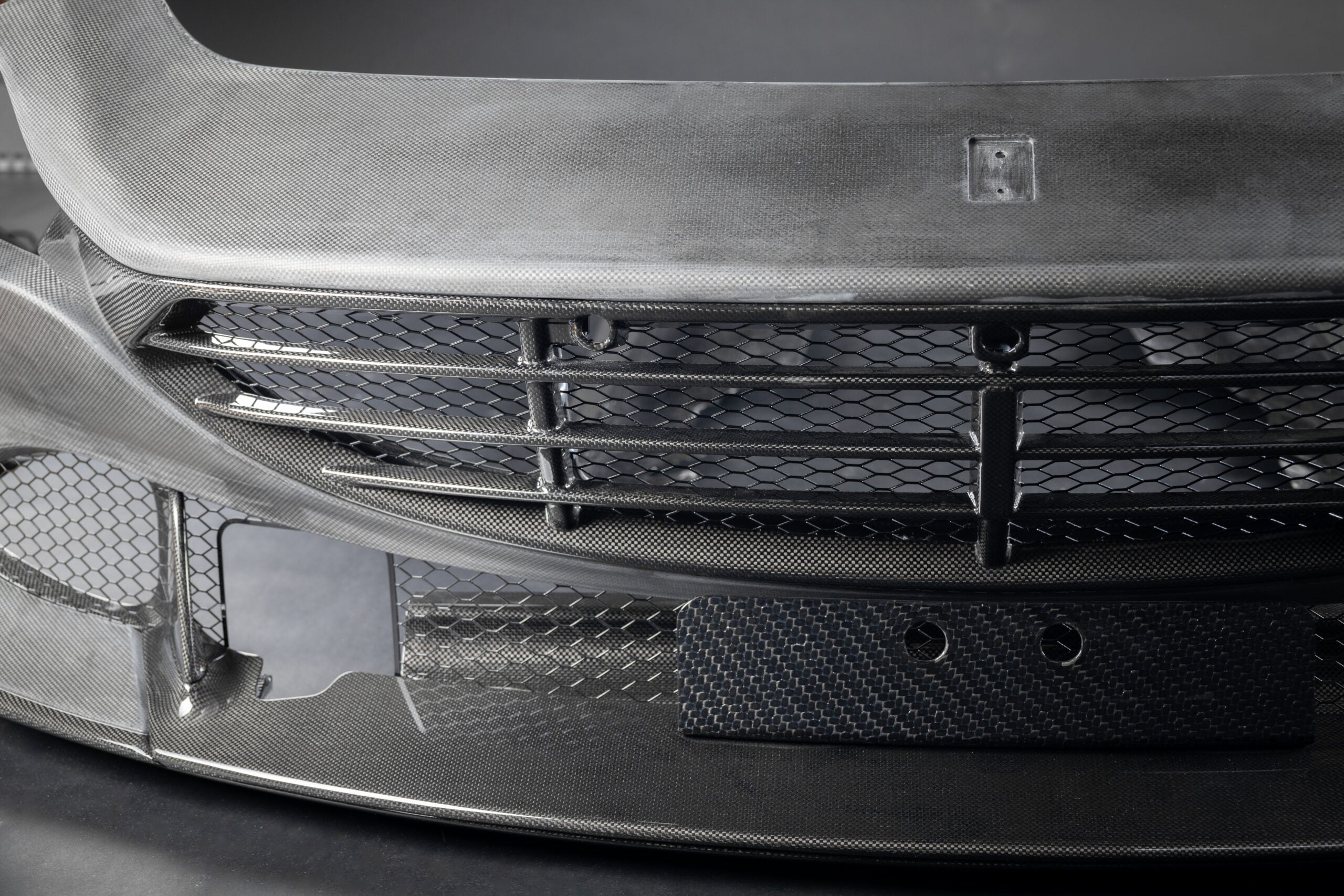 Capristo Roma carbon bumper grille and plate mount