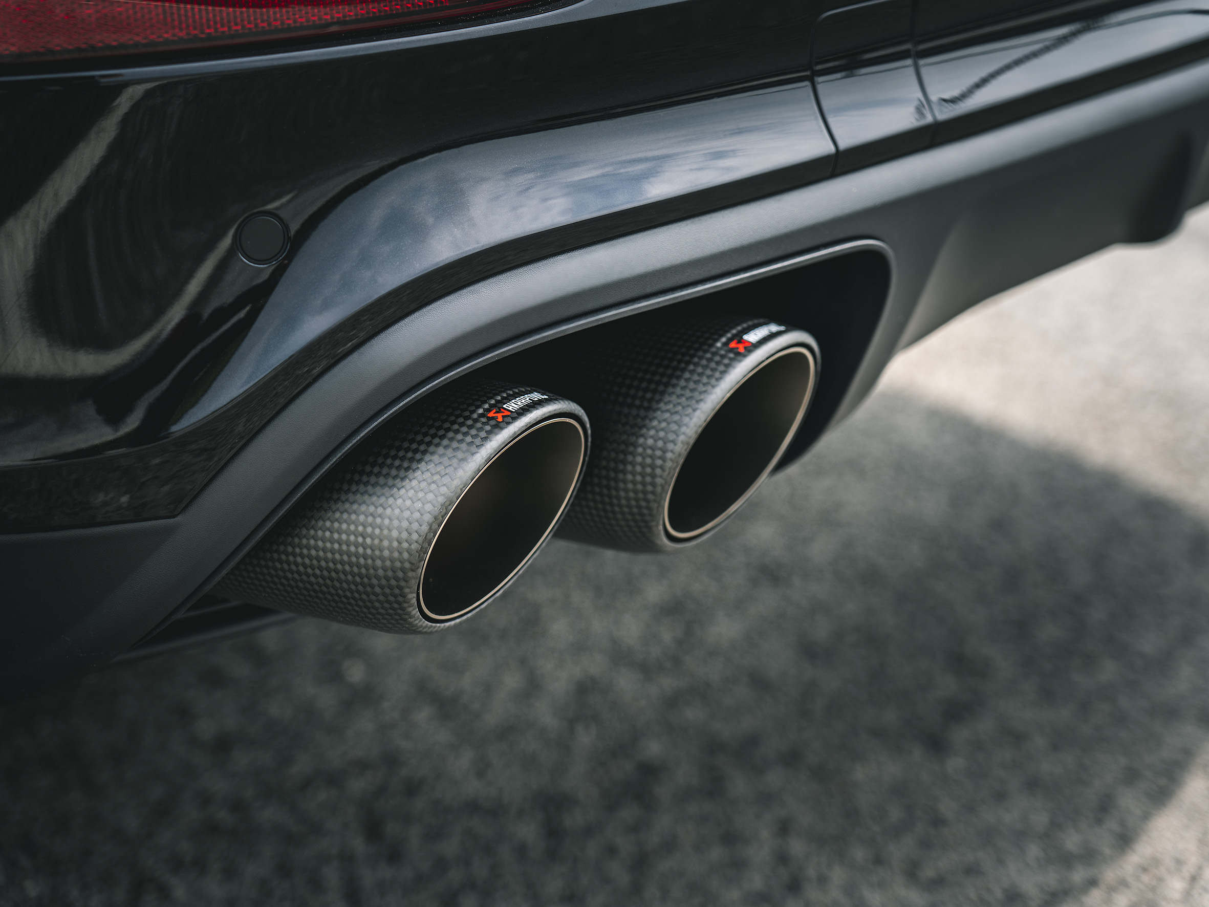 Akrapovic Porsche Cayenne V6 (536) Tail Pipe Set (Carbon) TP-CT/53 for Porsche Cayenne / Coupe 9Y0 2019-2023, side view