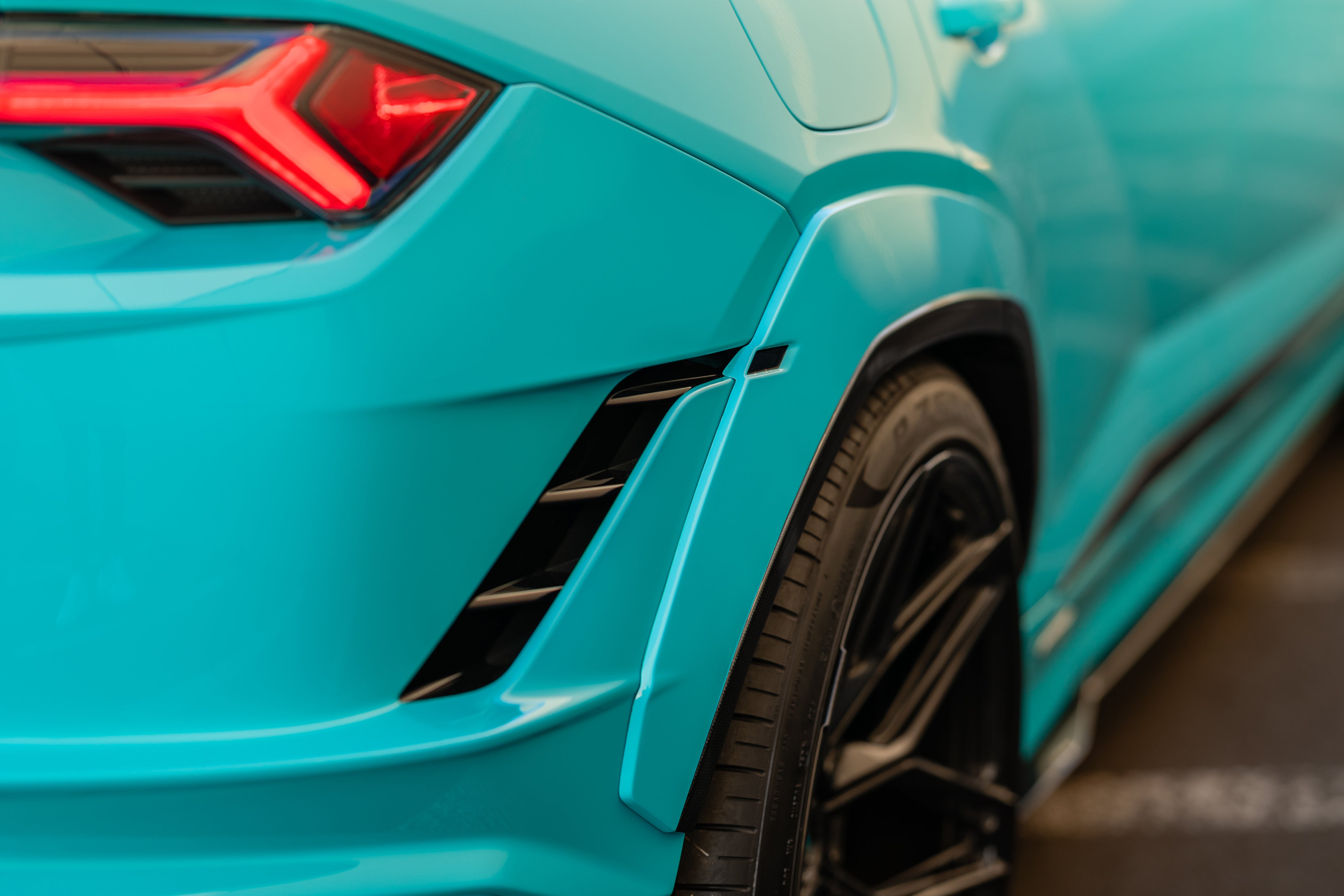 Rear Widetrack arch and side vent on the Urban Urus S