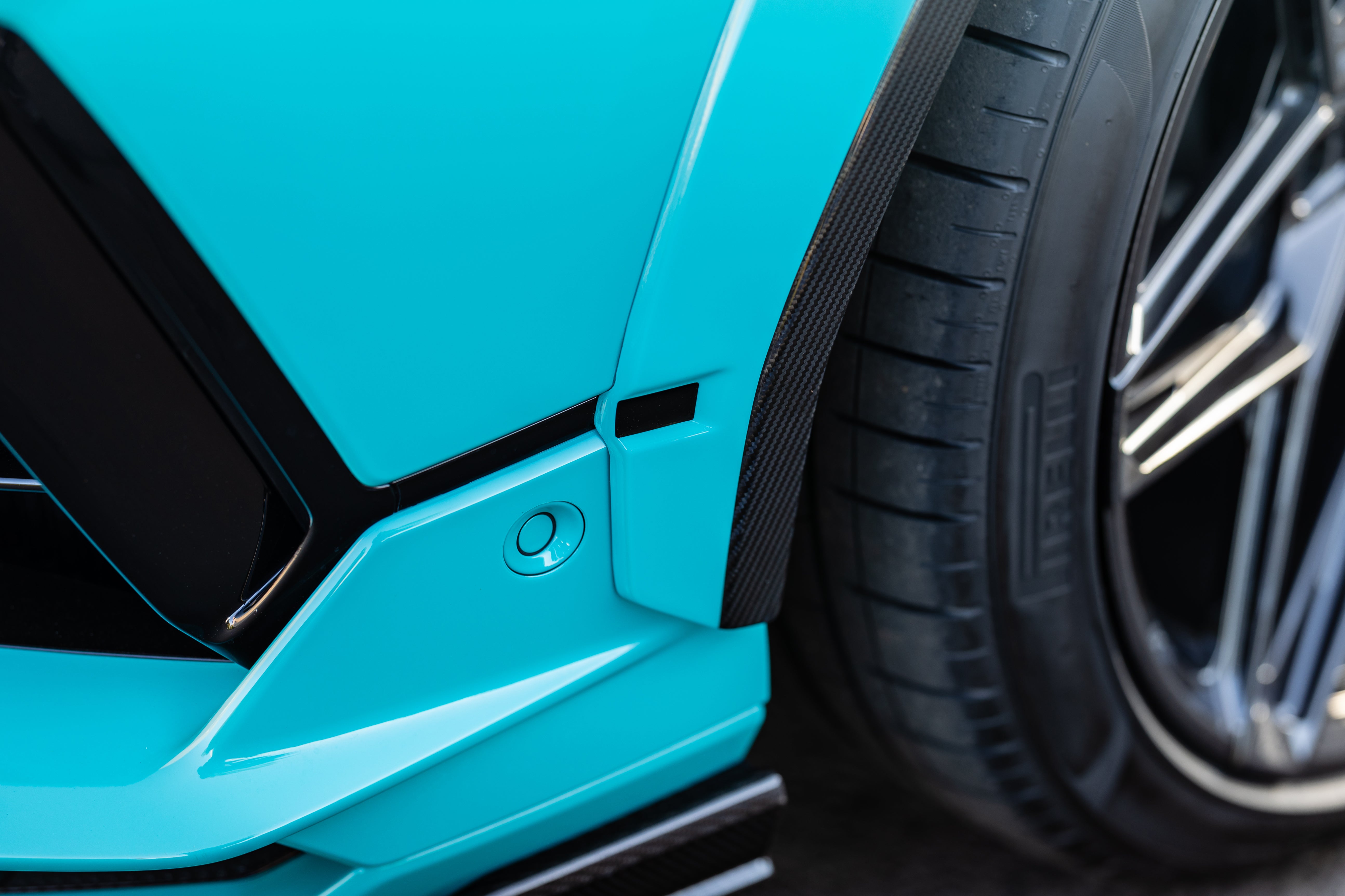 Front arch and splitter detail on the Urban Urus S