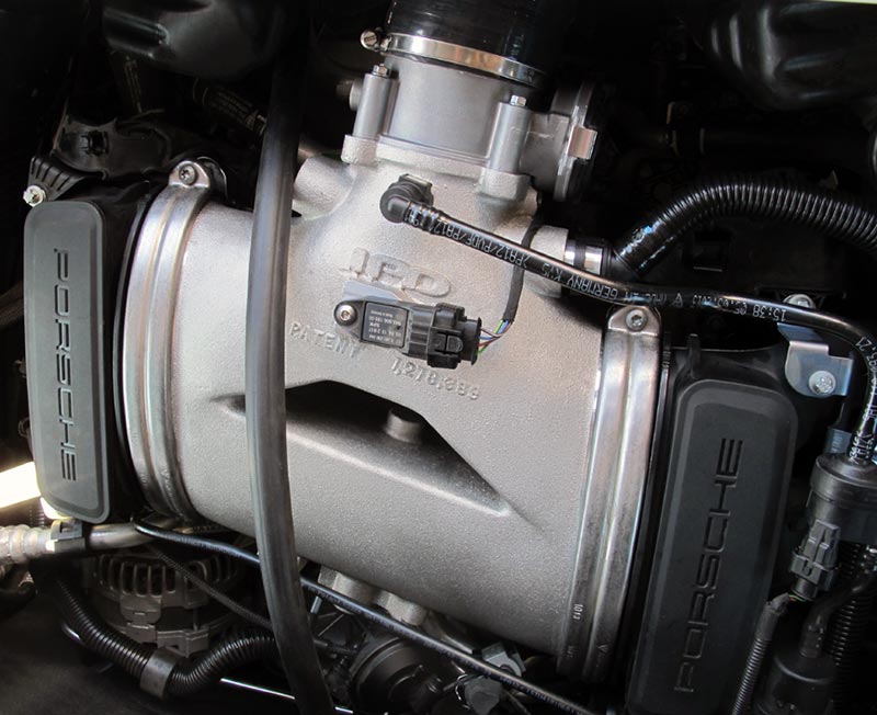 IPD plenum installed between the intake manifolds of a 981 Cayman S engine - IPD for Porsche 981 Boxster