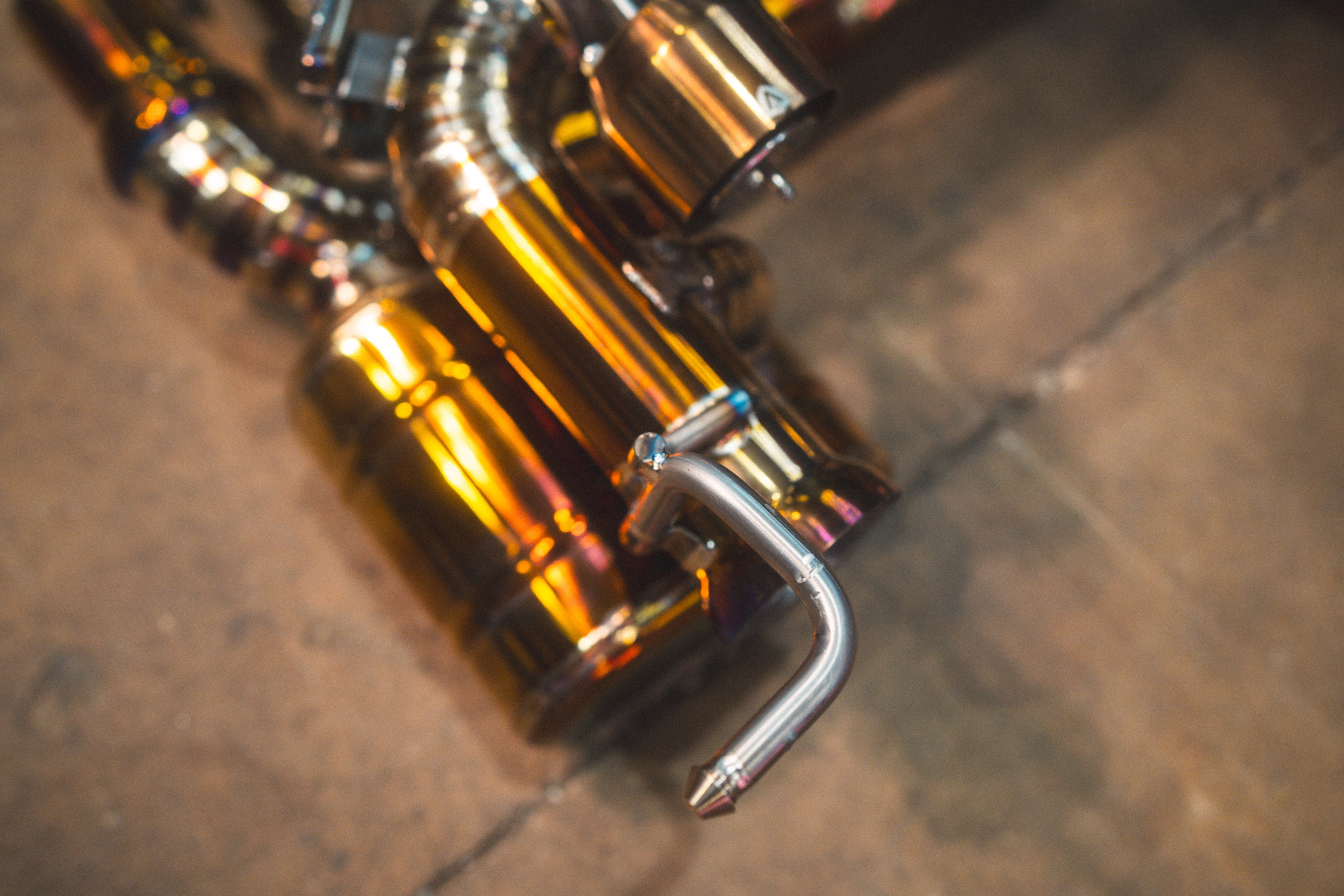 Titanium exhaust Ferrari 458 Speciale: vacuum valve close-up