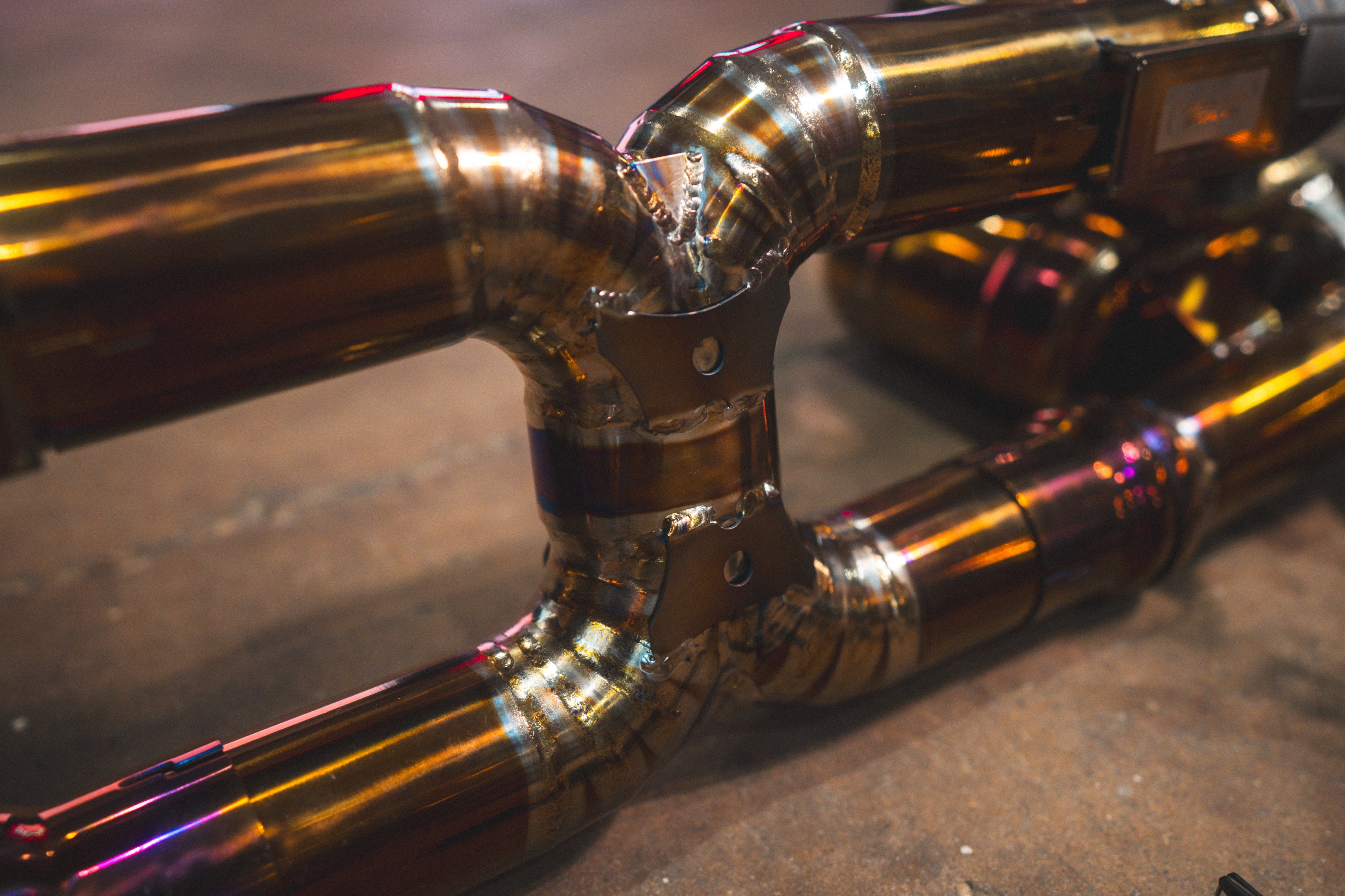 Titanium exhaust Ferrari 458 Speciale: pipe junction welds