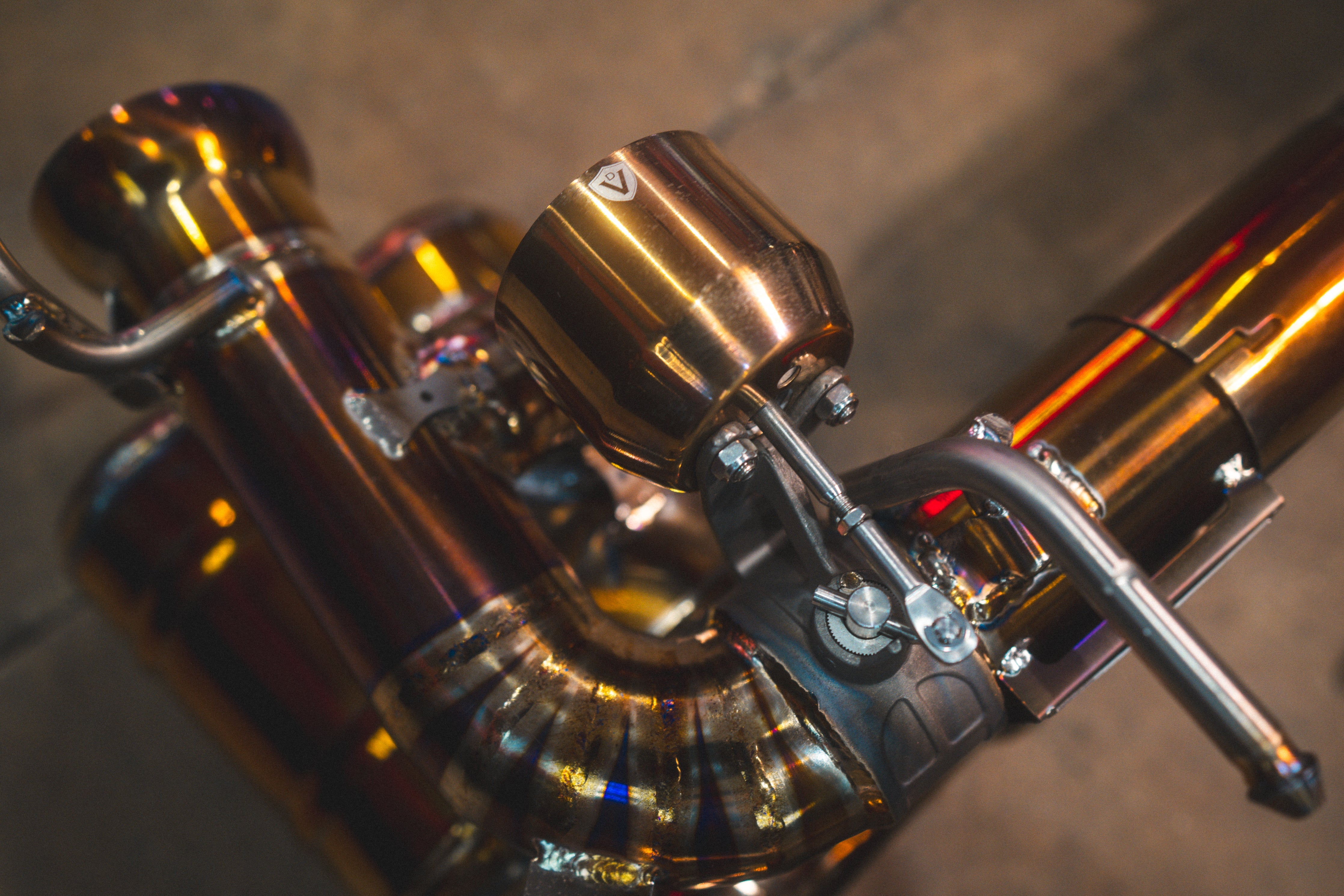 Titanium exhaust Ferrari 458 Speciale: valve actuator on tube