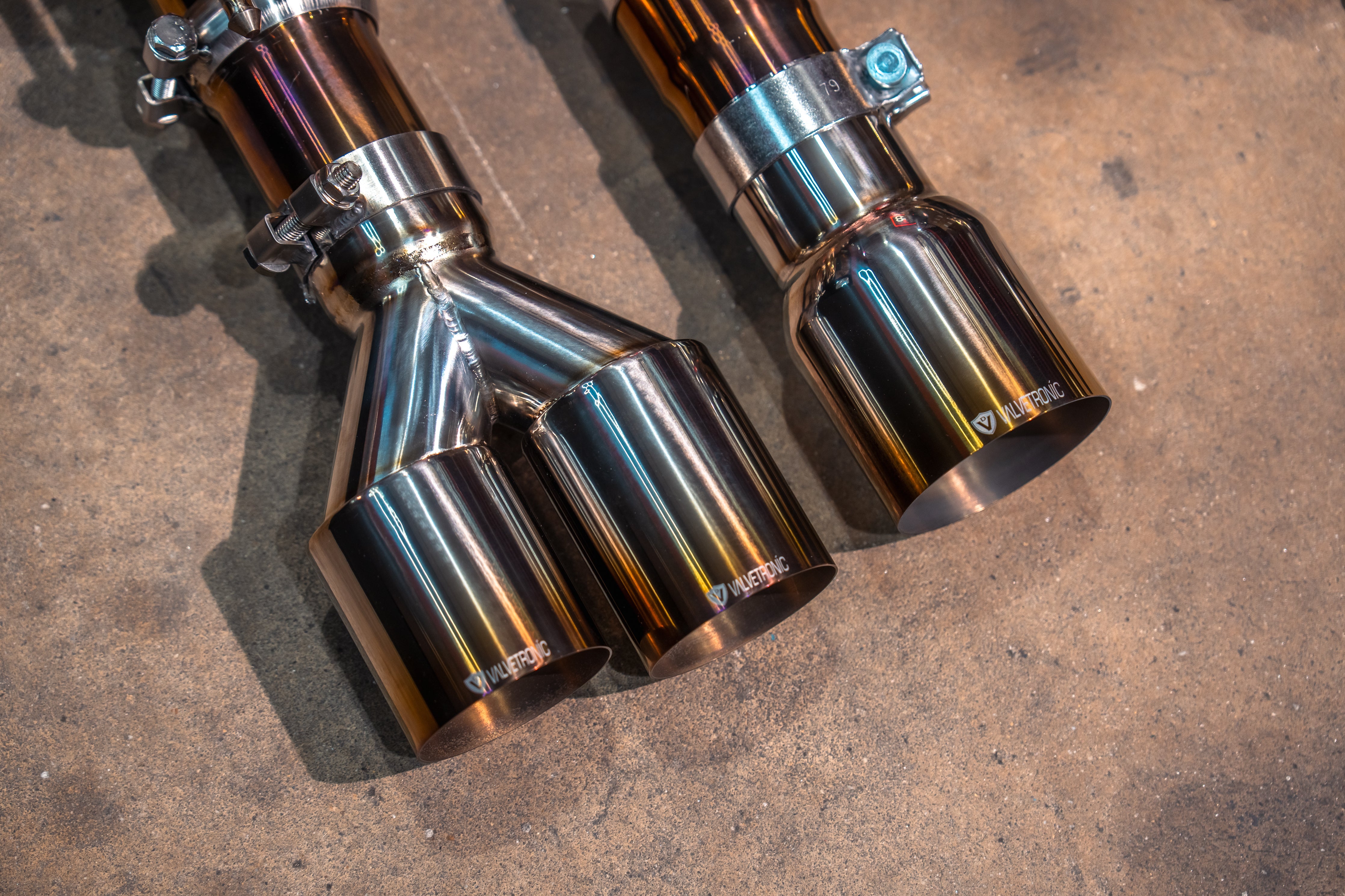 Titanium exhaust Dodge Hellcat: paired outlet tips