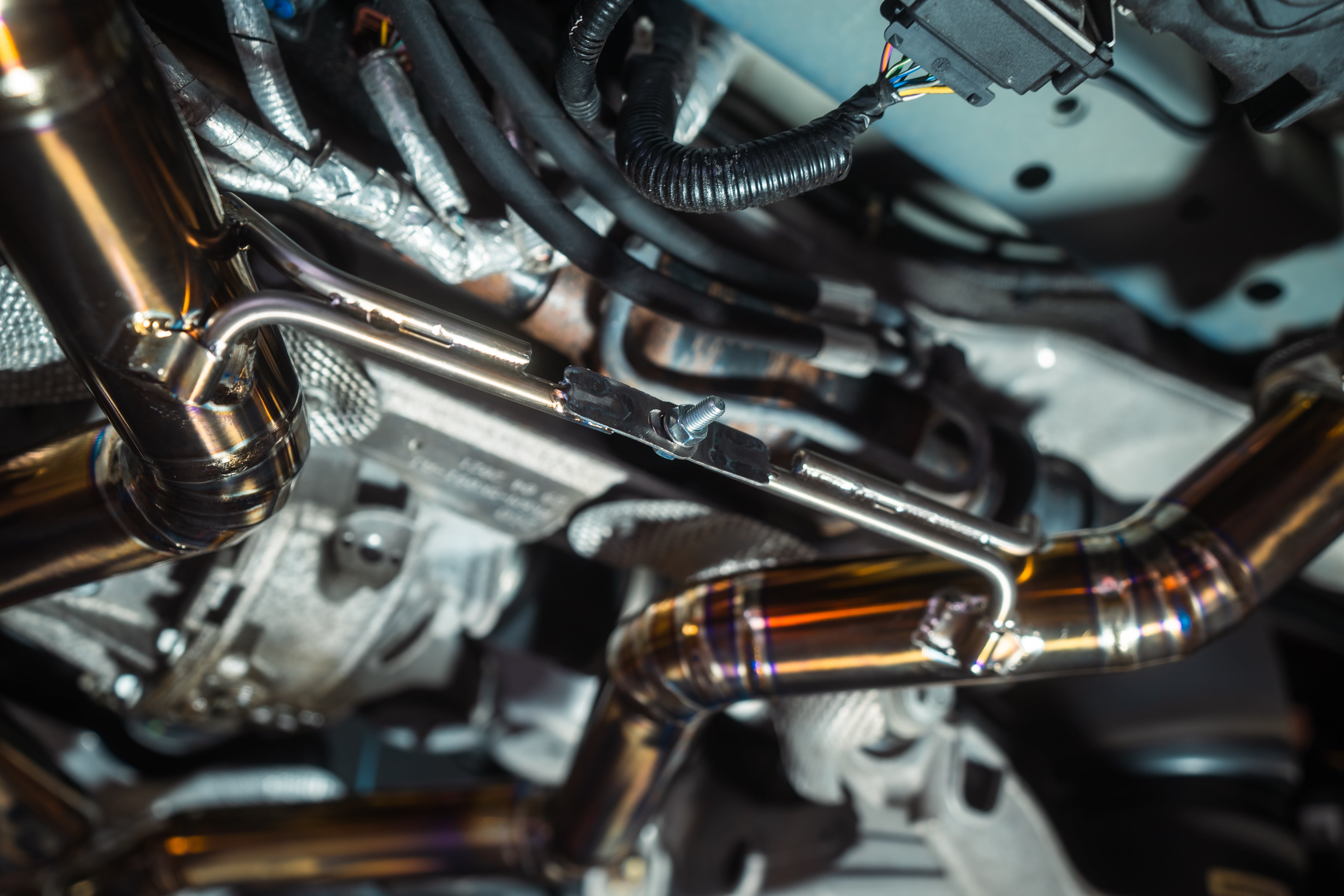 Valvetronic Designs Exhaust Range Rover Sport L494 manufacturer gallery: installed exhaust branches and suspension viewed from below