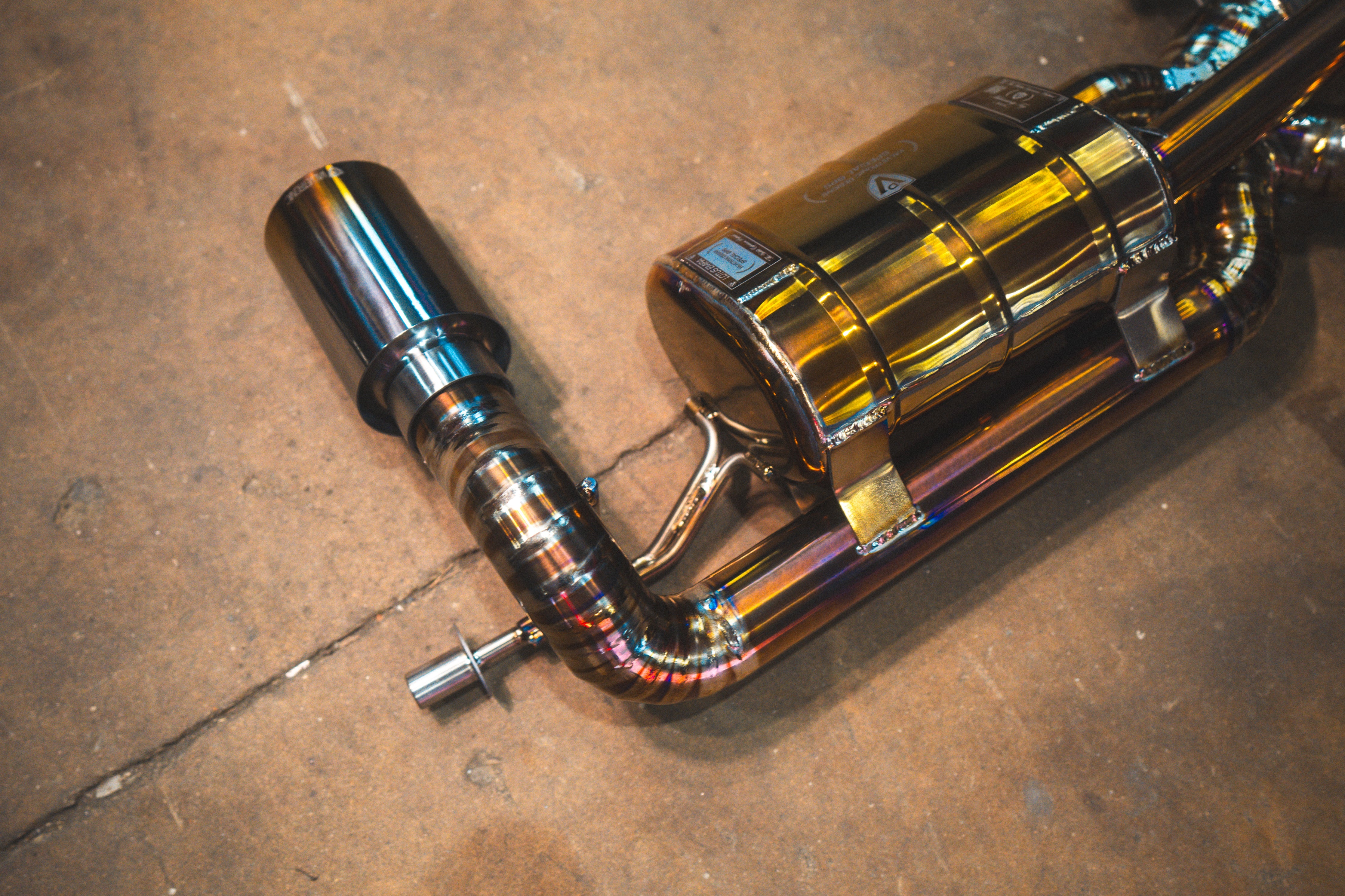 Titanium exhaust Lotus Emira V6: rear muffler and outlet