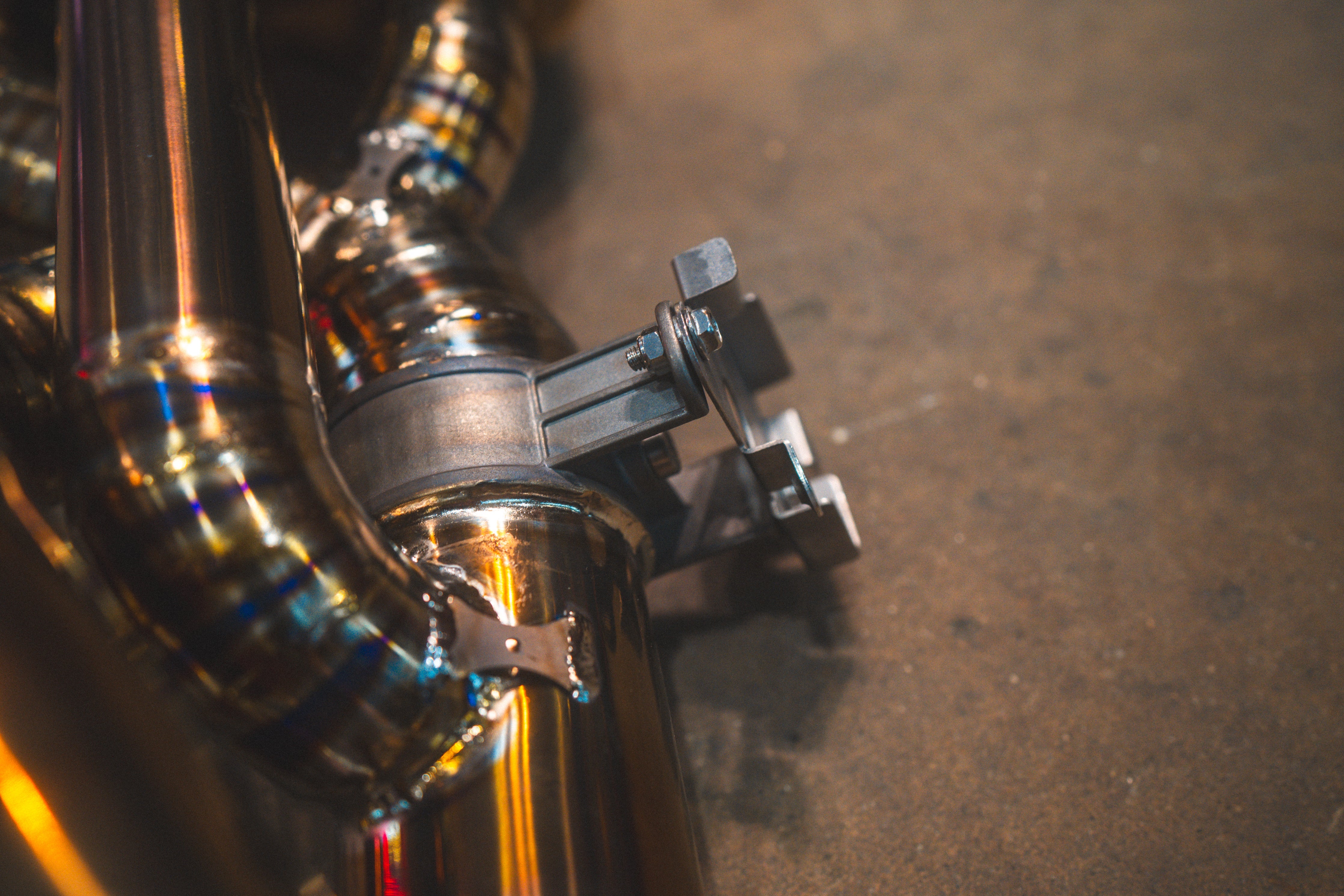 Titanium exhaust Lotus Emira V6: vacuum valve body