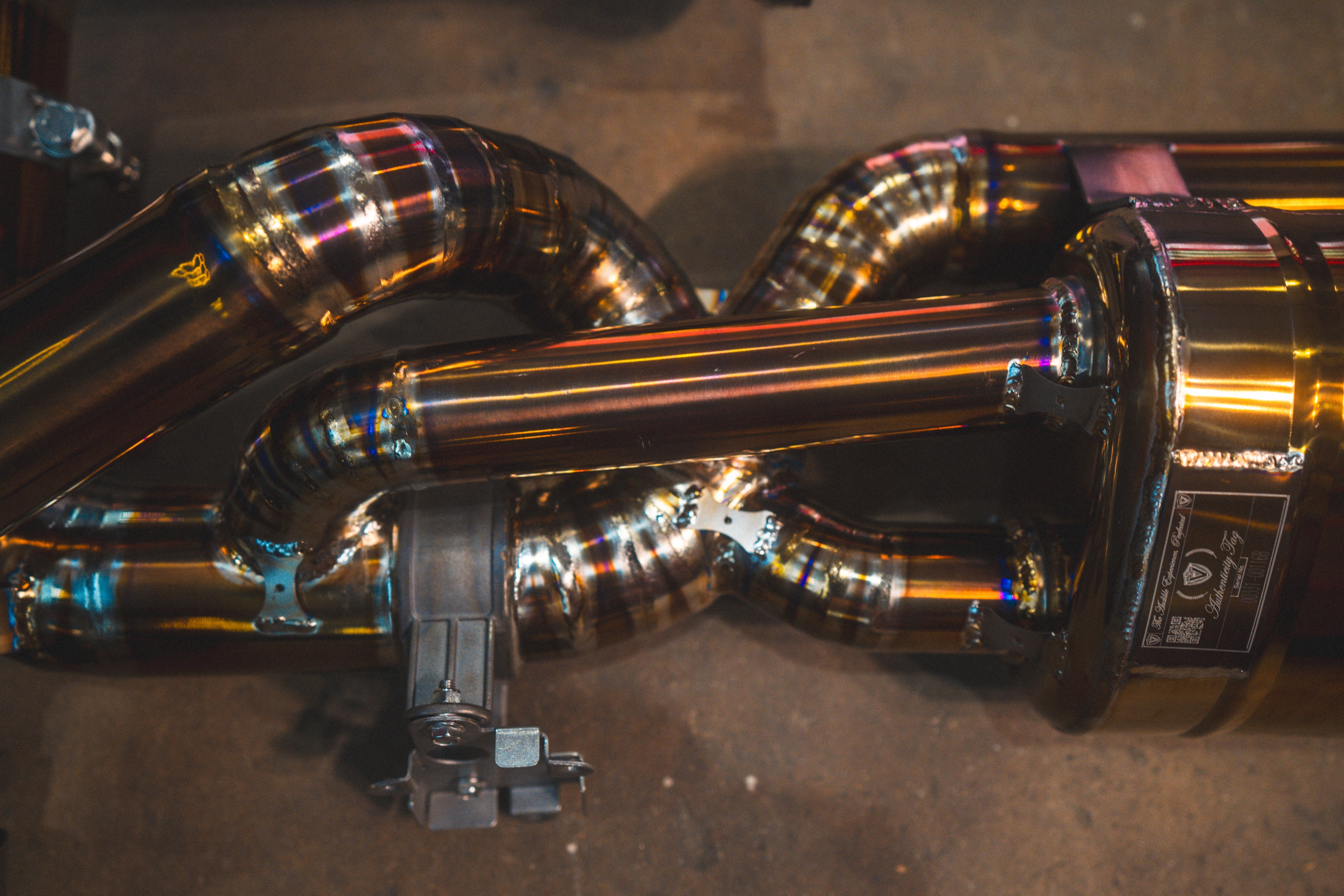Titanium exhaust Lotus Emira V6: valve on rear tubing