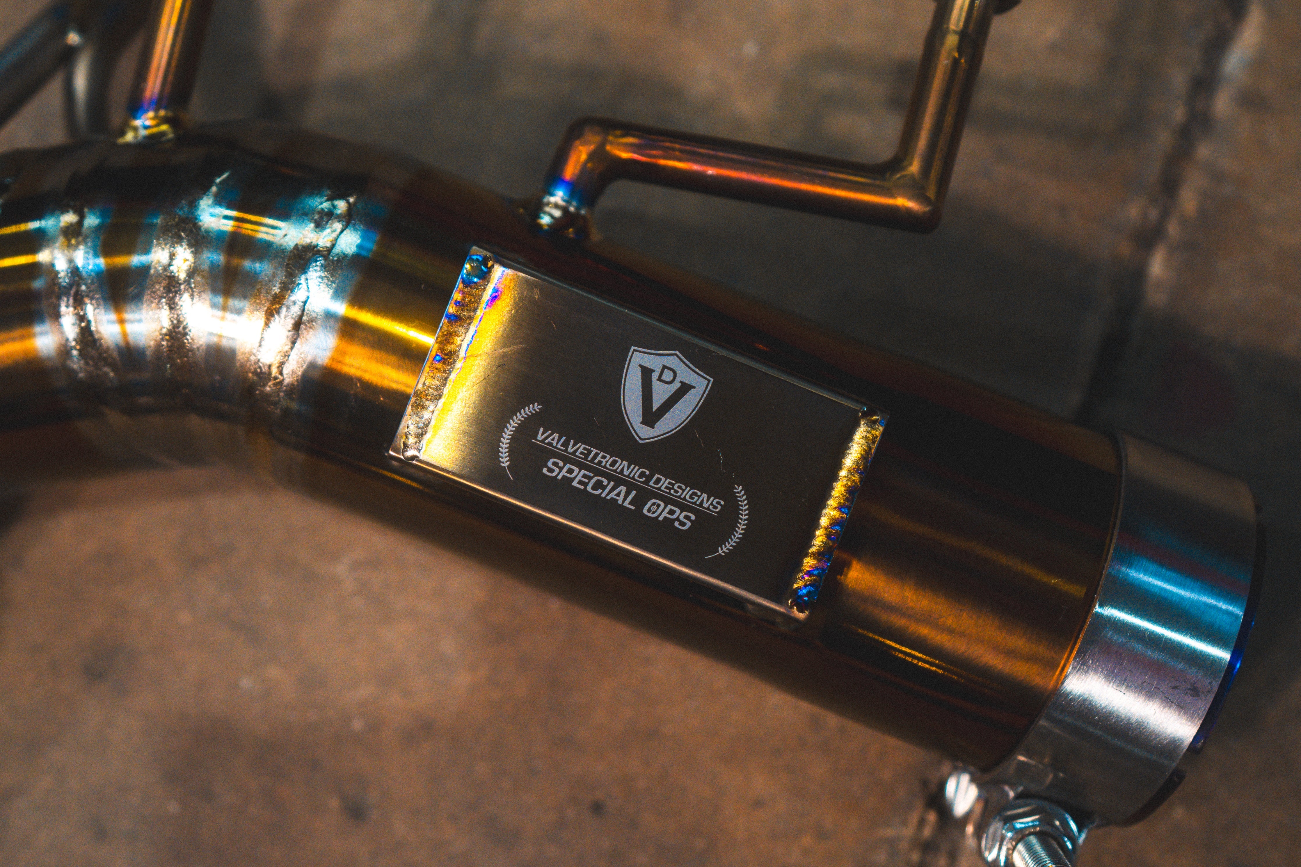 Titanium exhaust Ferrari 296 GTB/GTS: logo on rear tube
