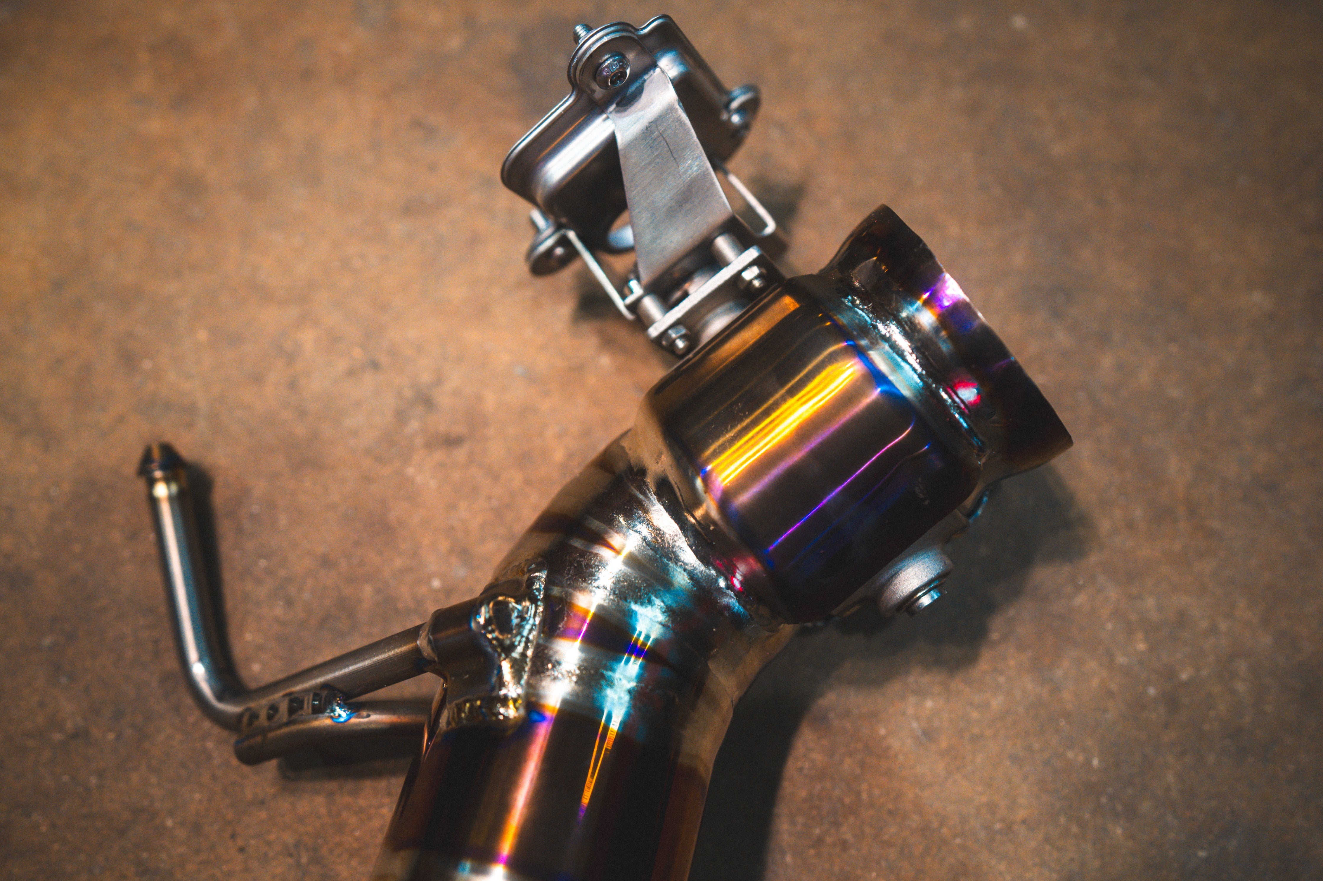 Titanium exhaust Ferrari 296 GTB/GTS: valve actuator close-up