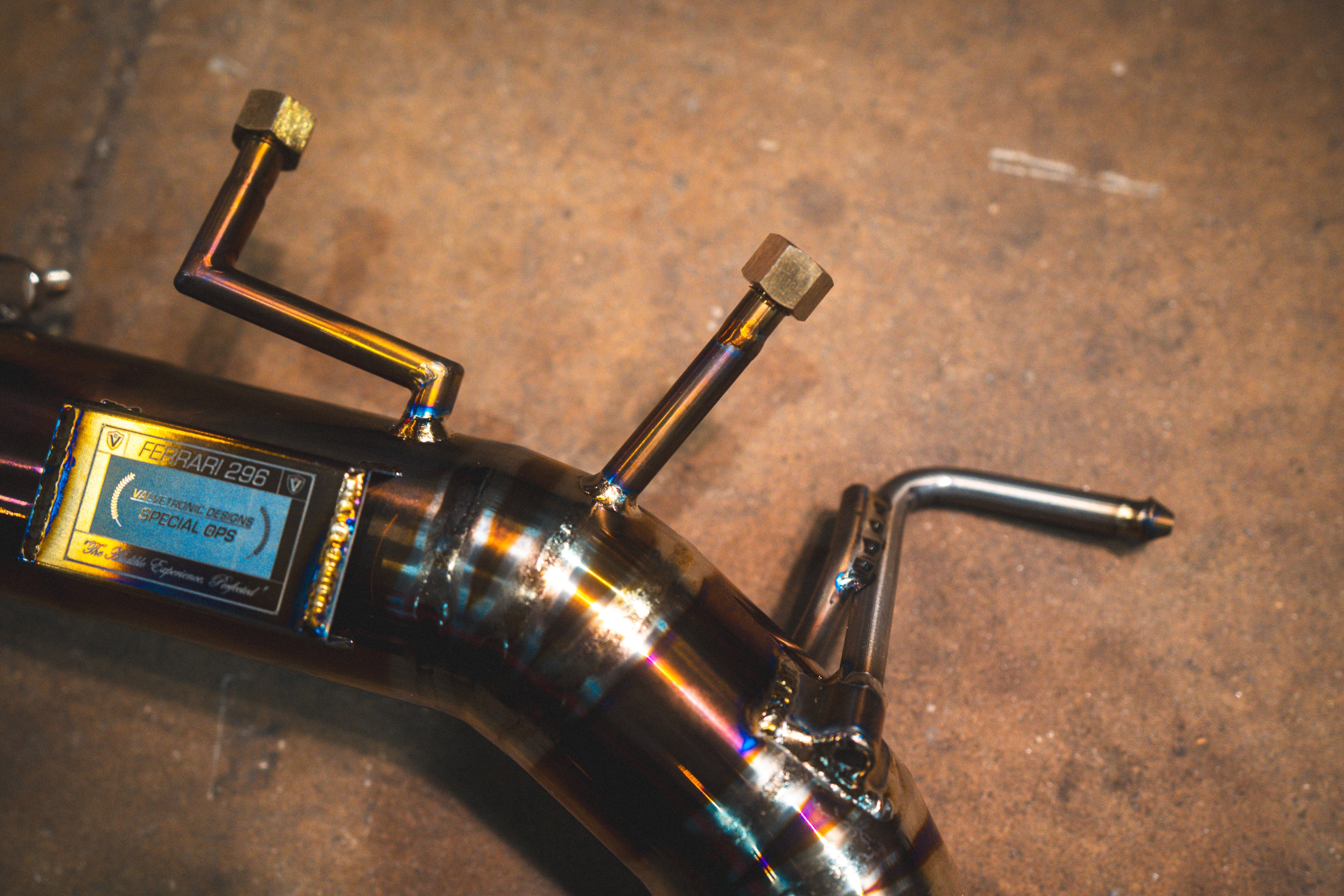 Titanium exhaust Ferrari 296 GTB/GTS: rear section identification plate