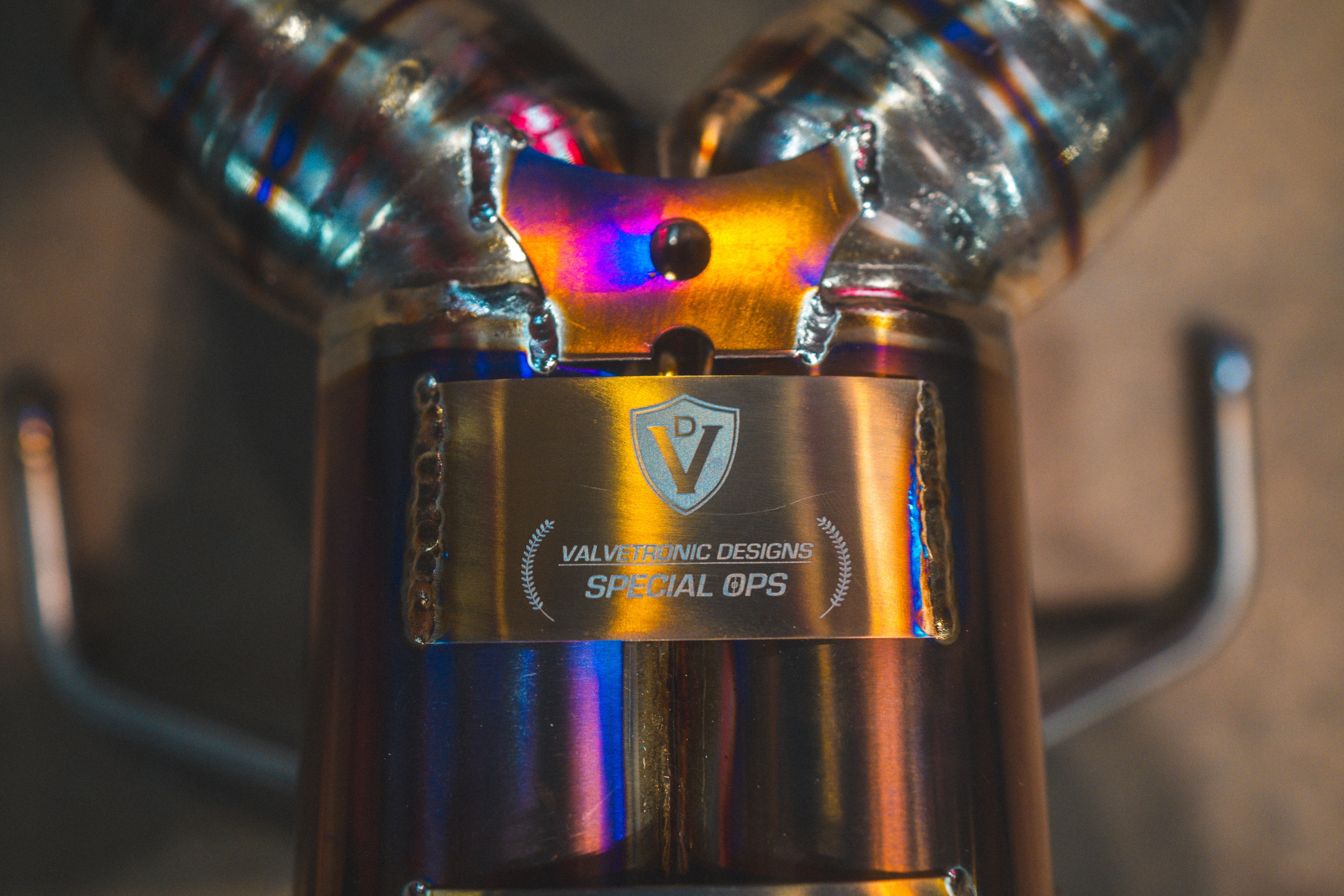 Titanium F1 exhaust McLaren Artura: logo bridge and pipe welds
