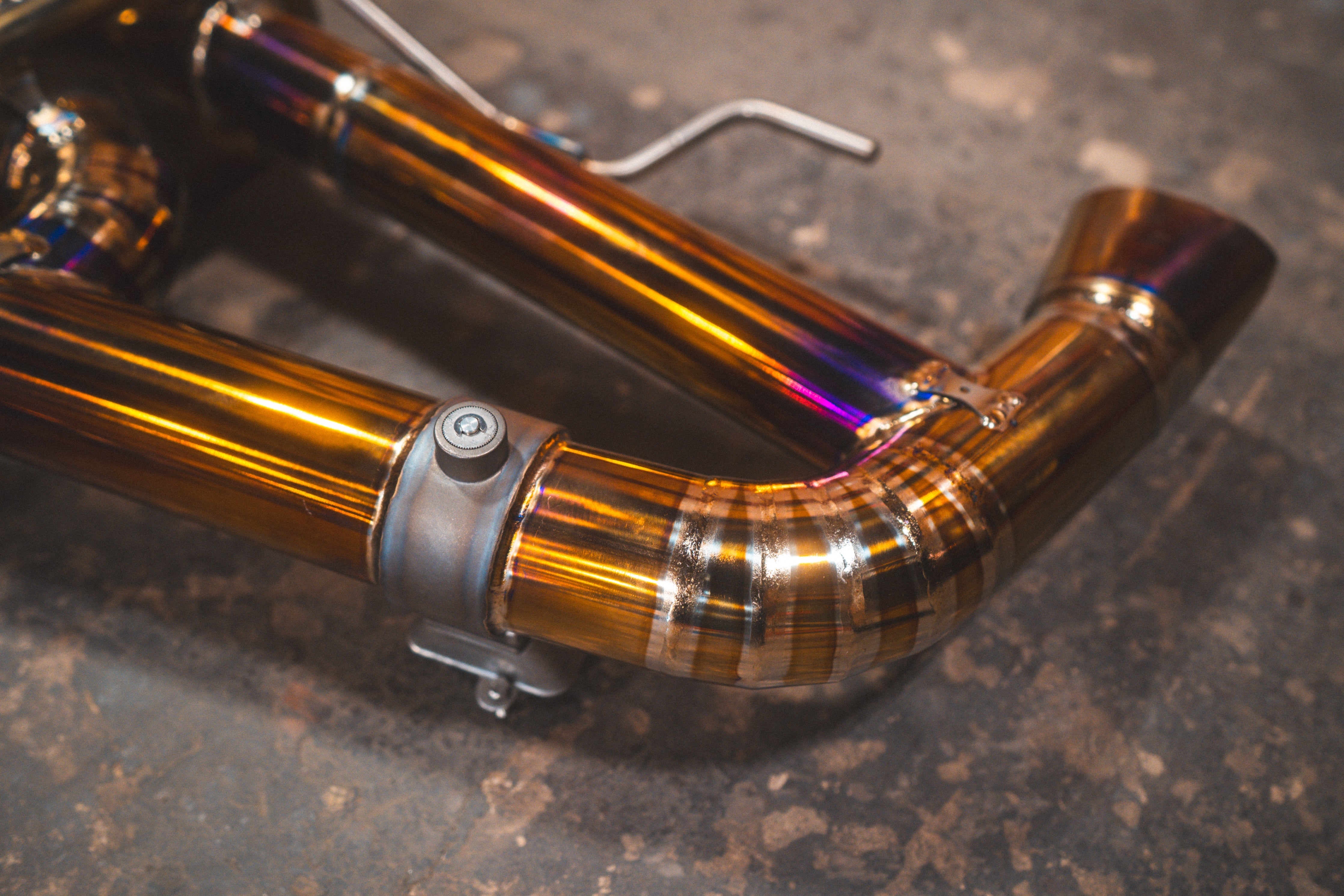 Titanium exhaust AMG GLC 63: rear pipe joint and clamp