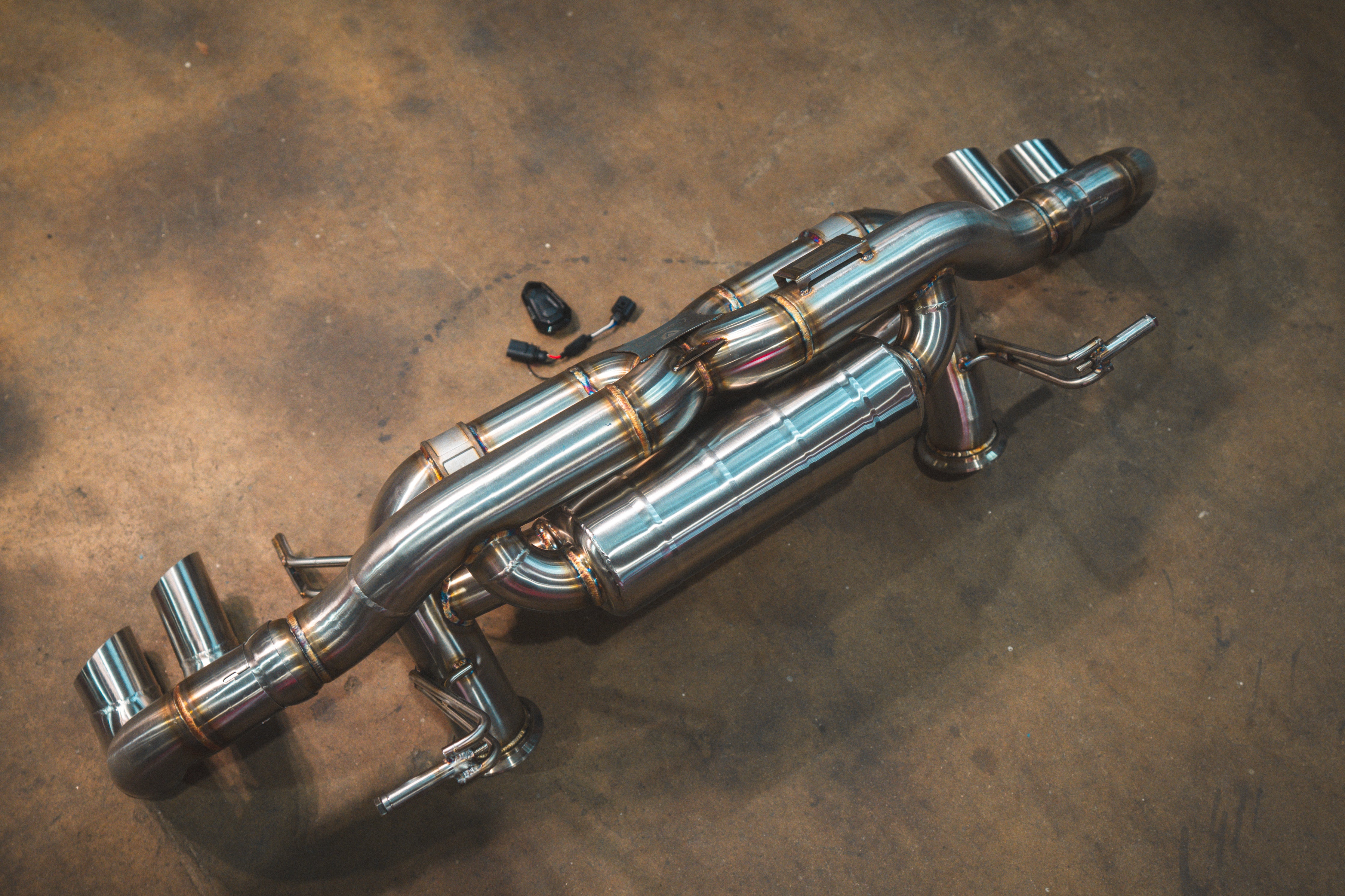 Valvetronic Designs Exhaust Lamborghini Gallardo LP manufacturer gallery: rear exhaust viewed from the opposite diagonal angle