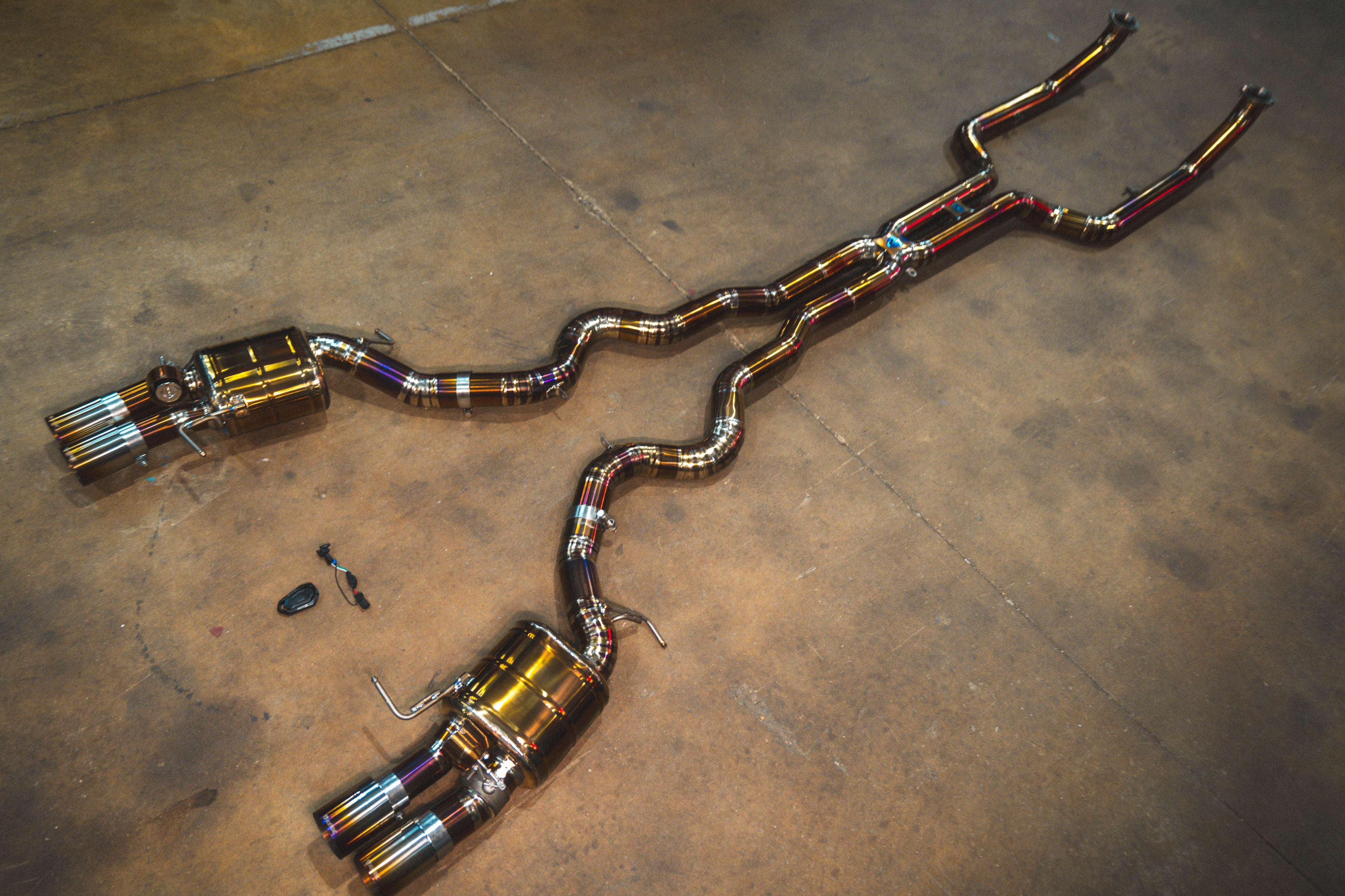 Titanium exhaust BMW F12 M6: complete exhaust angled
