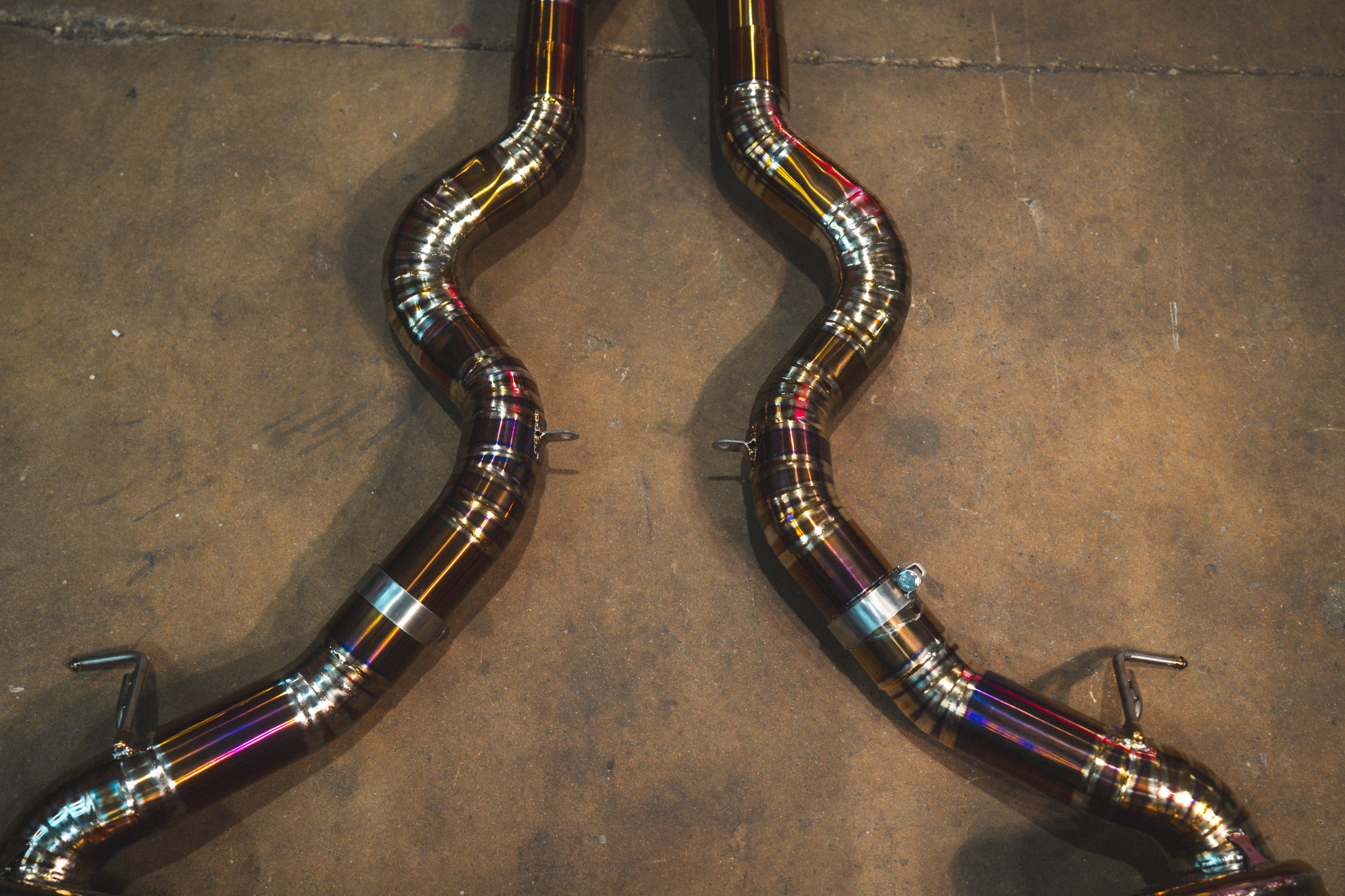 Titanium exhaust BMW F12 M6: paired center pipe routing