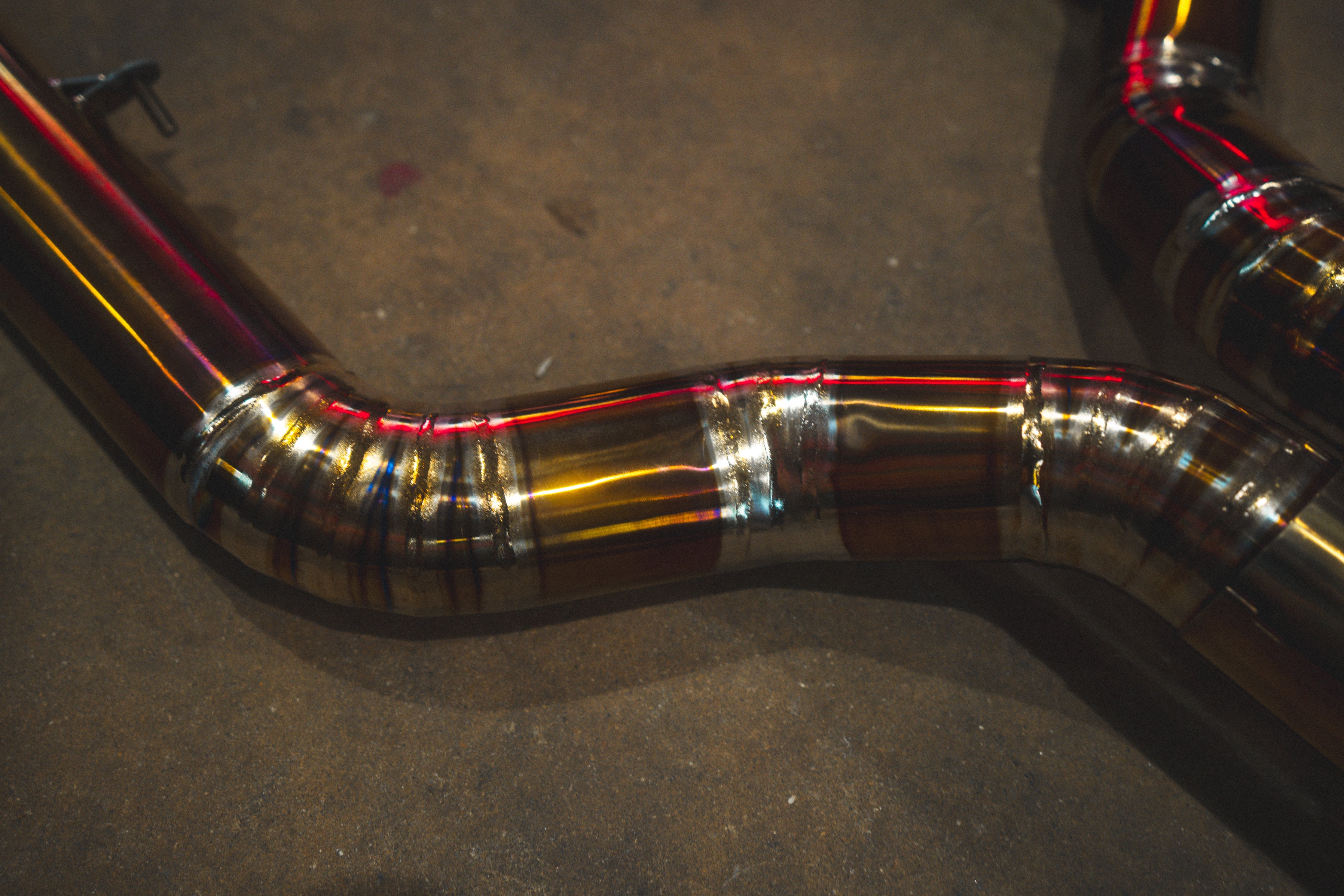 Titanium exhaust BMW F12 M6: curved pipe welds