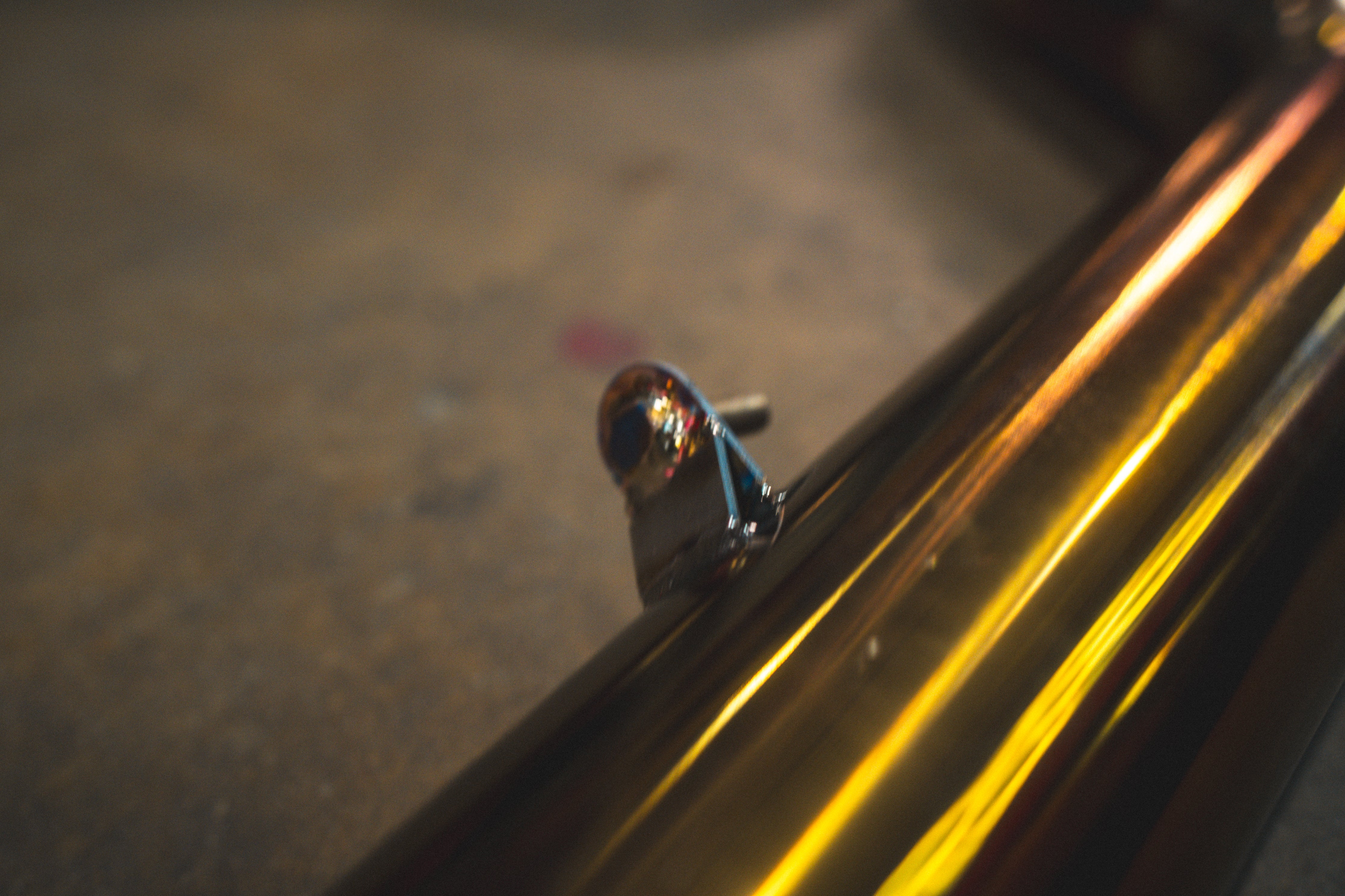 Titanium exhaust BMW F12 M6: mounting bracket on tube