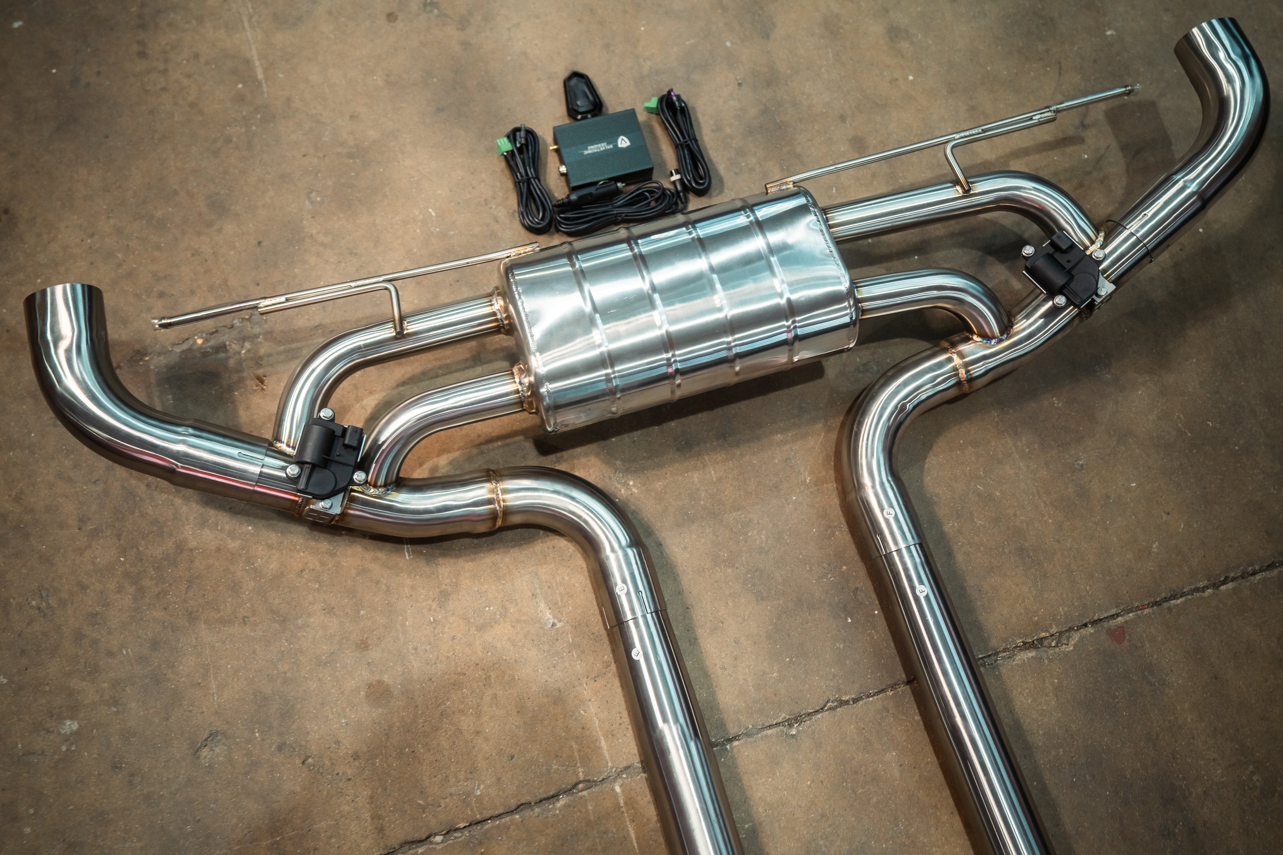 Stainless exhaust BMW X5/X6 40i: rear section and controller