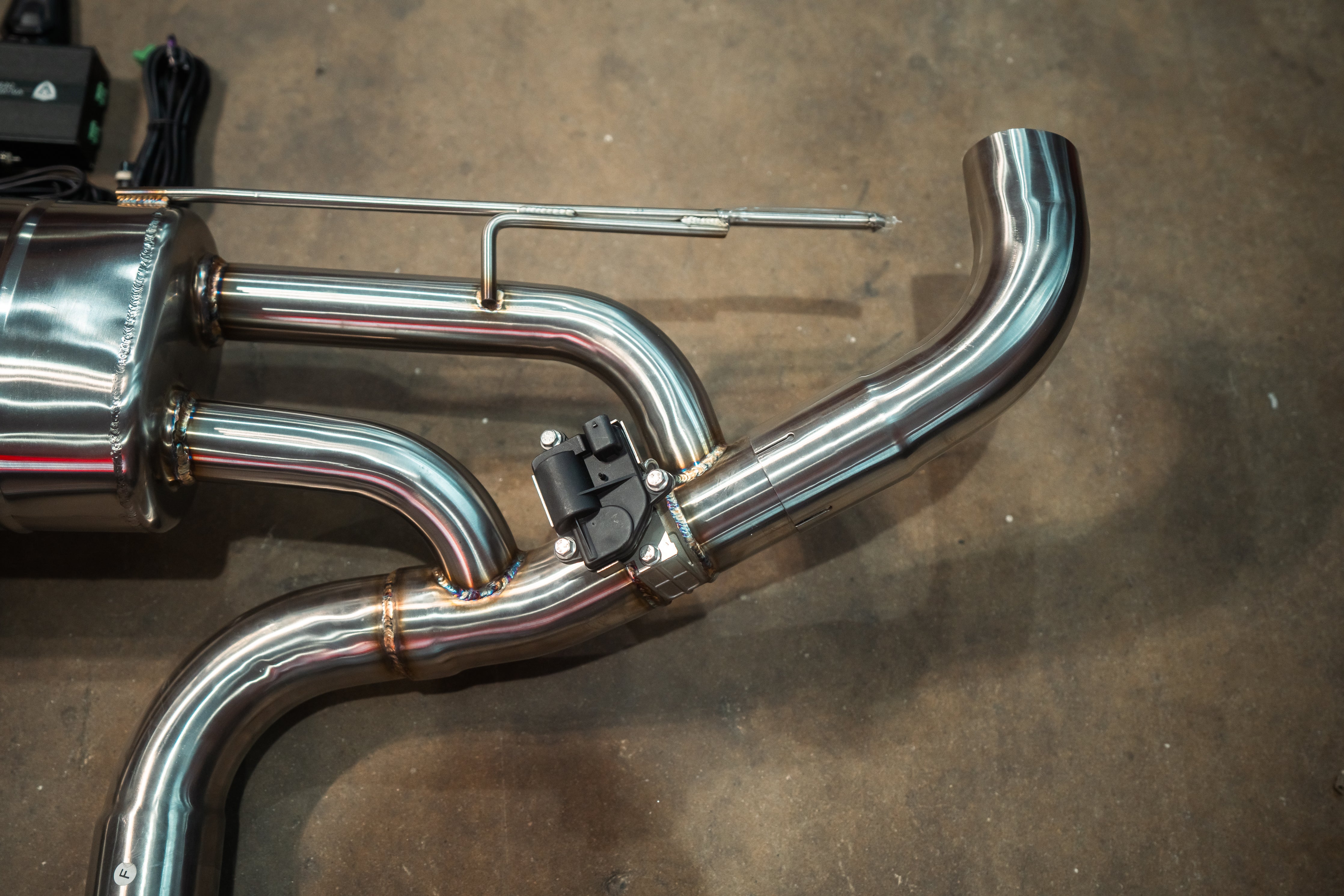 Stainless exhaust BMW X5/X6 40i: rear pipe routing