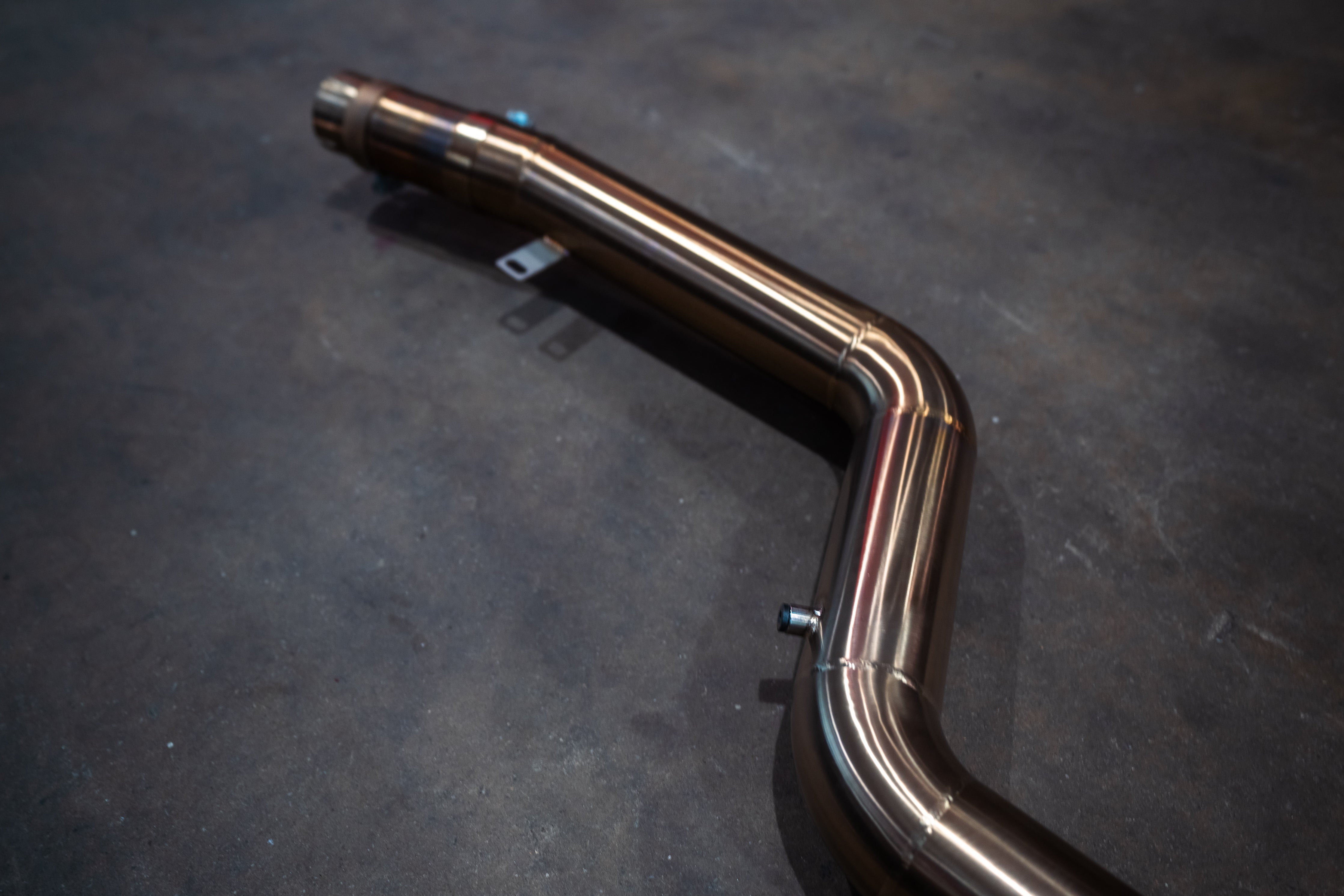 Stainless exhaust BMW X7 40i: curved rear outlet