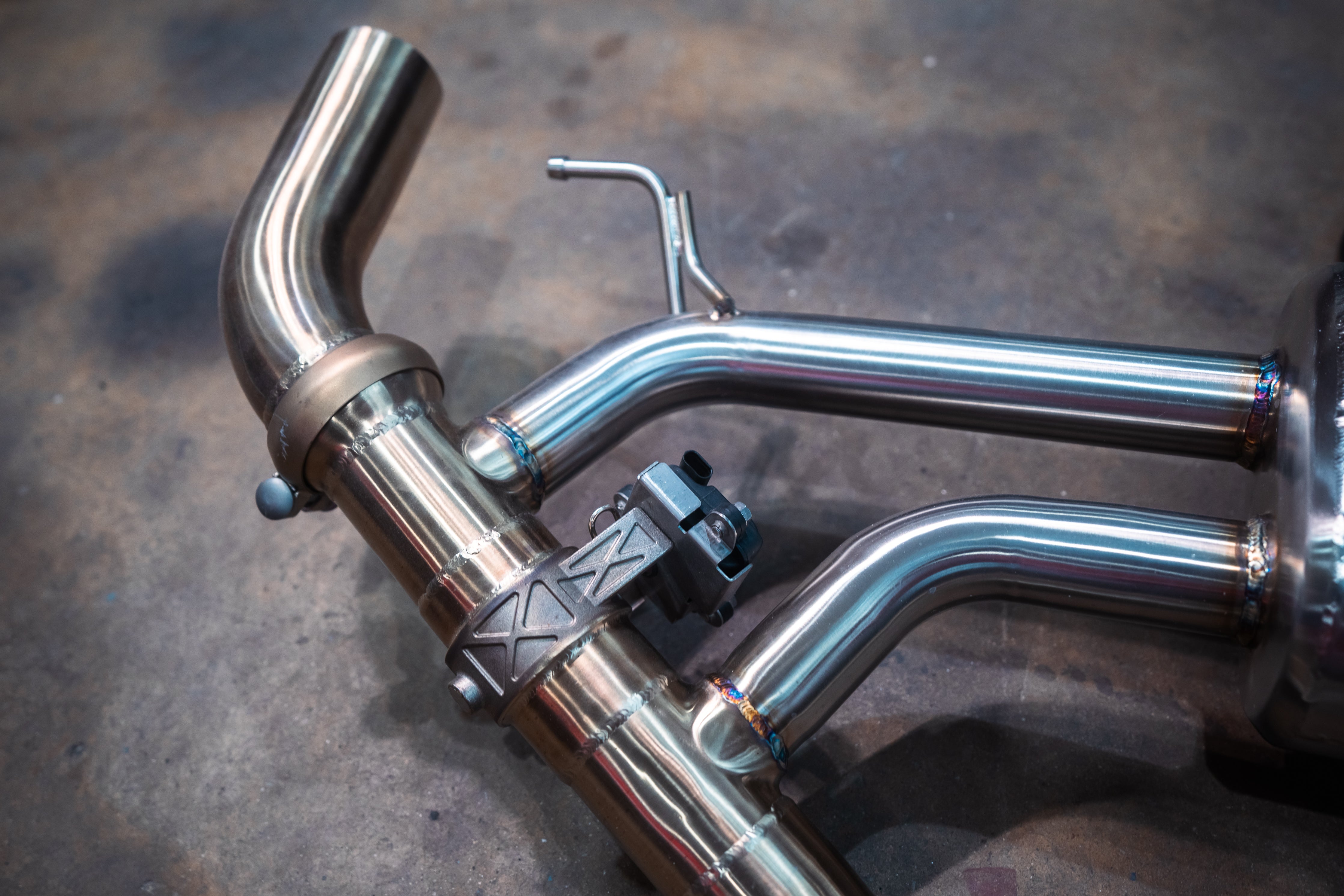 Stainless exhaust BMW X7 40i: rear muffler and valve routing