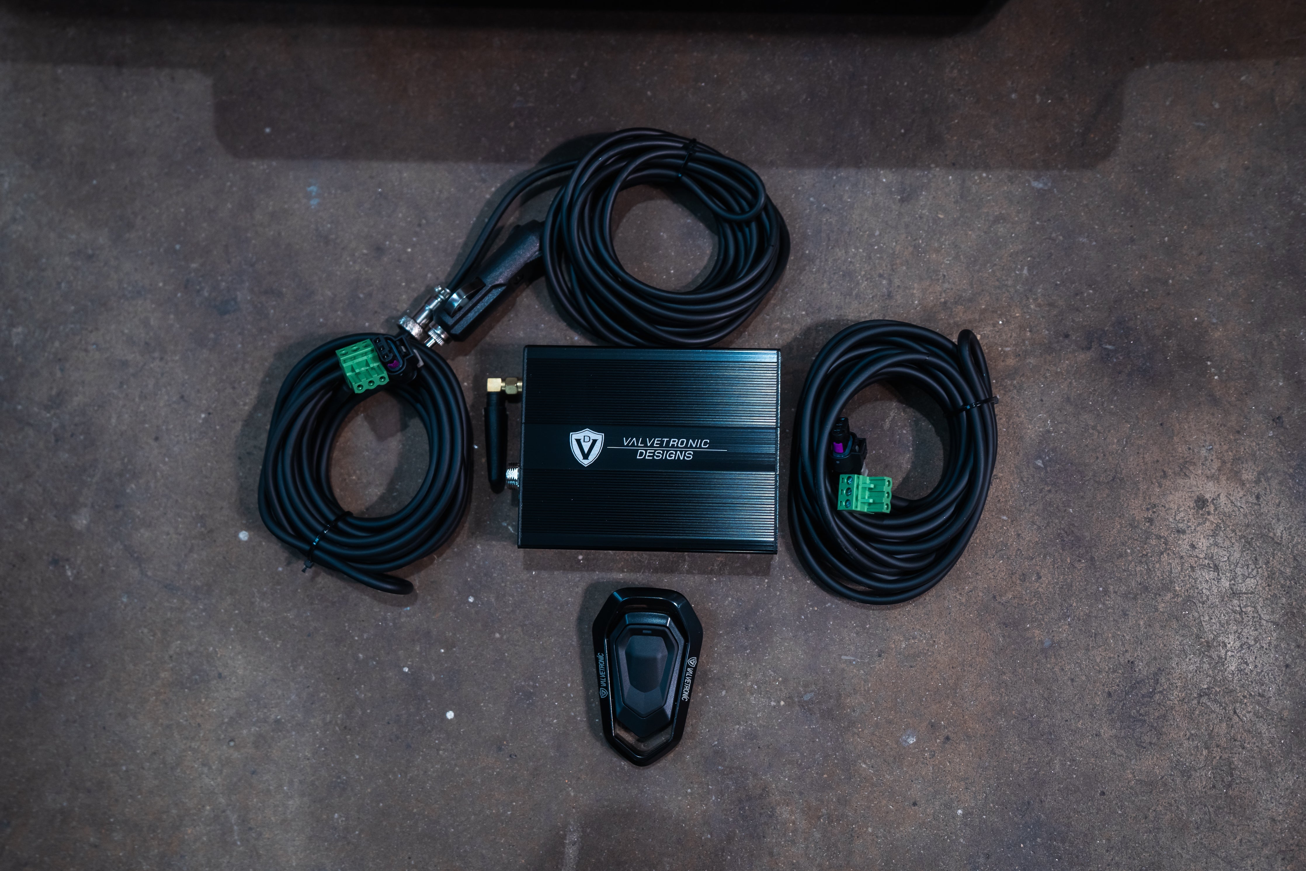 Stainless exhaust BMW X7 40i: controller box, cables and remote