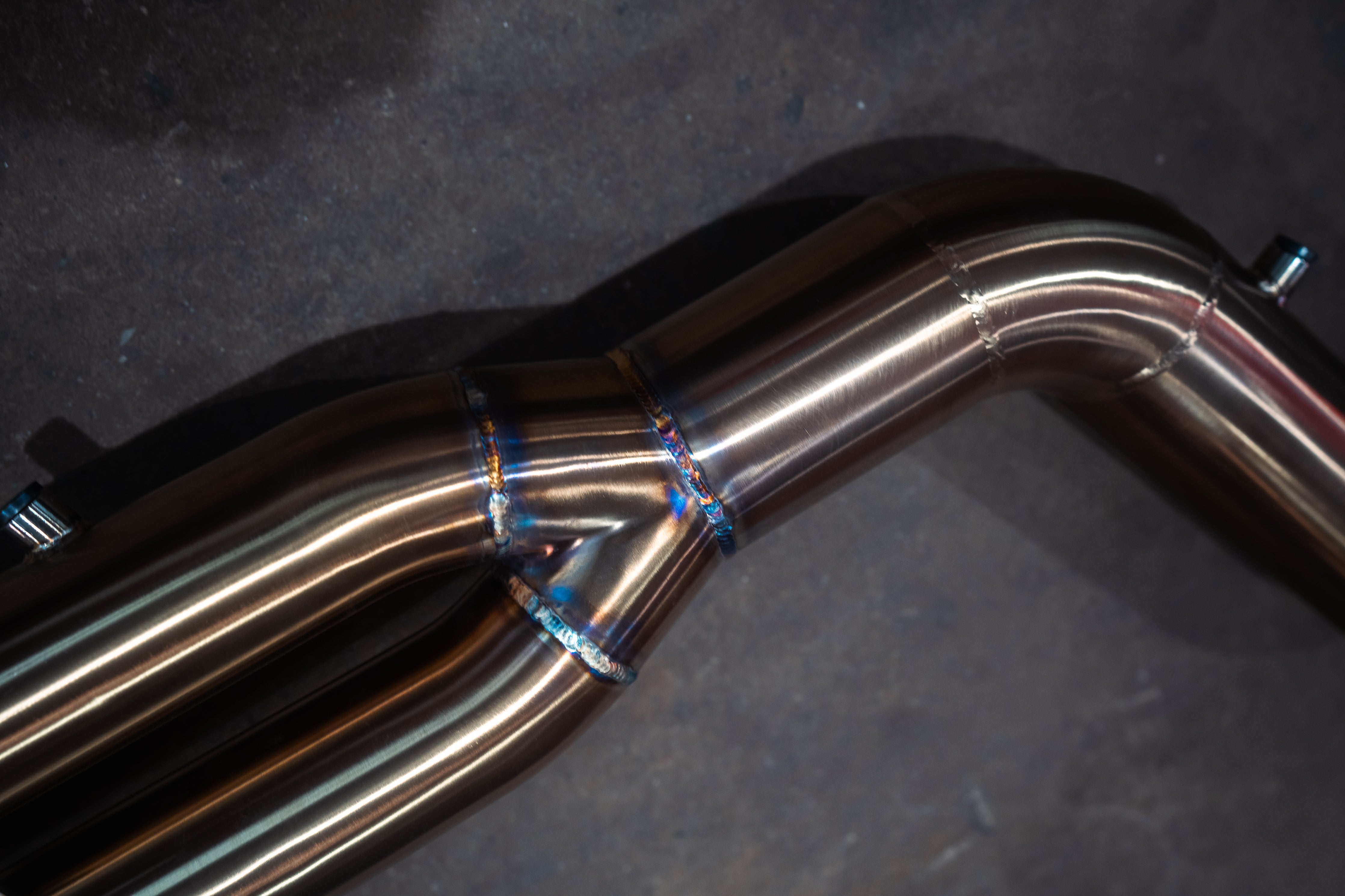 Stainless exhaust BMW X7 40i: welded pipe split
