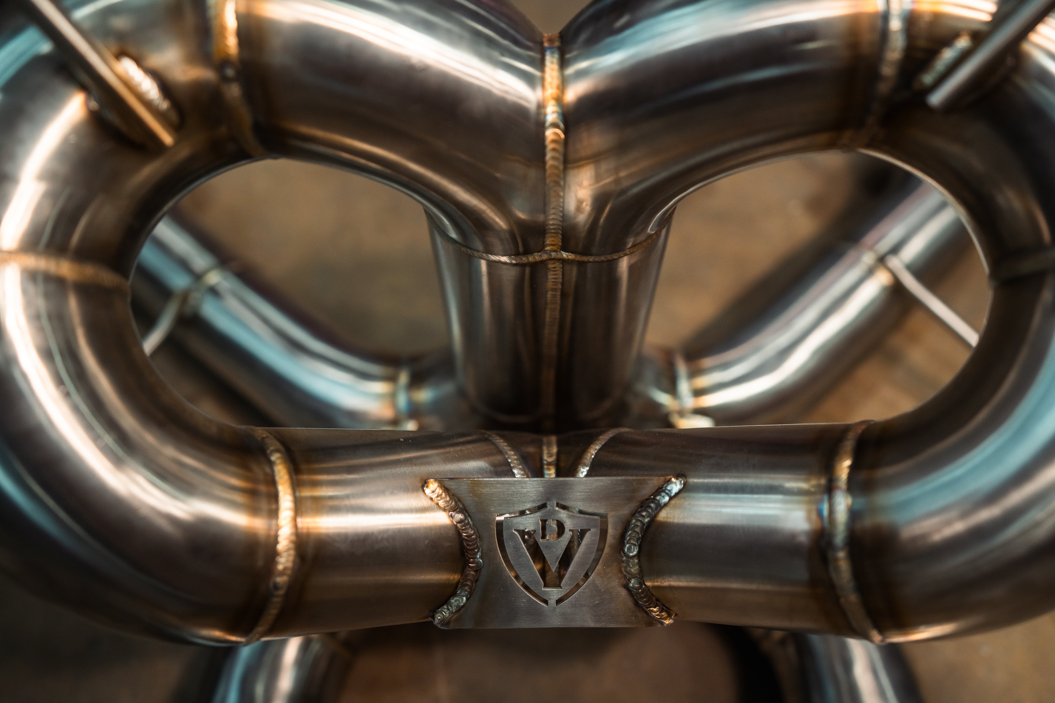 Stainless F1 exhaust Lamborghini Revuelto: logo bridge between loops
