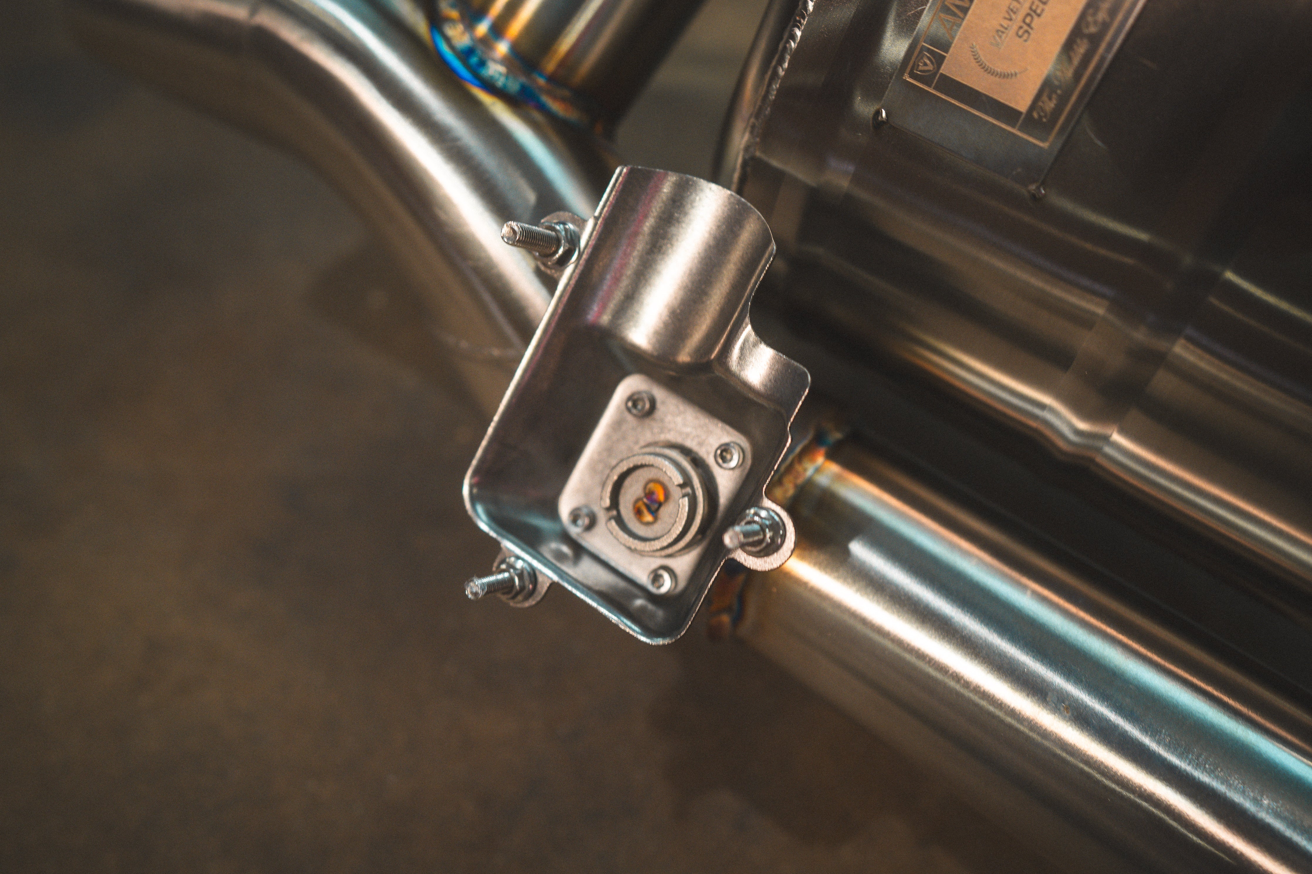 Valvetronic Designs Valved Exhaust AMG GT 43 manufacturer gallery: valve actuator bracket and circular valve fitting close-up