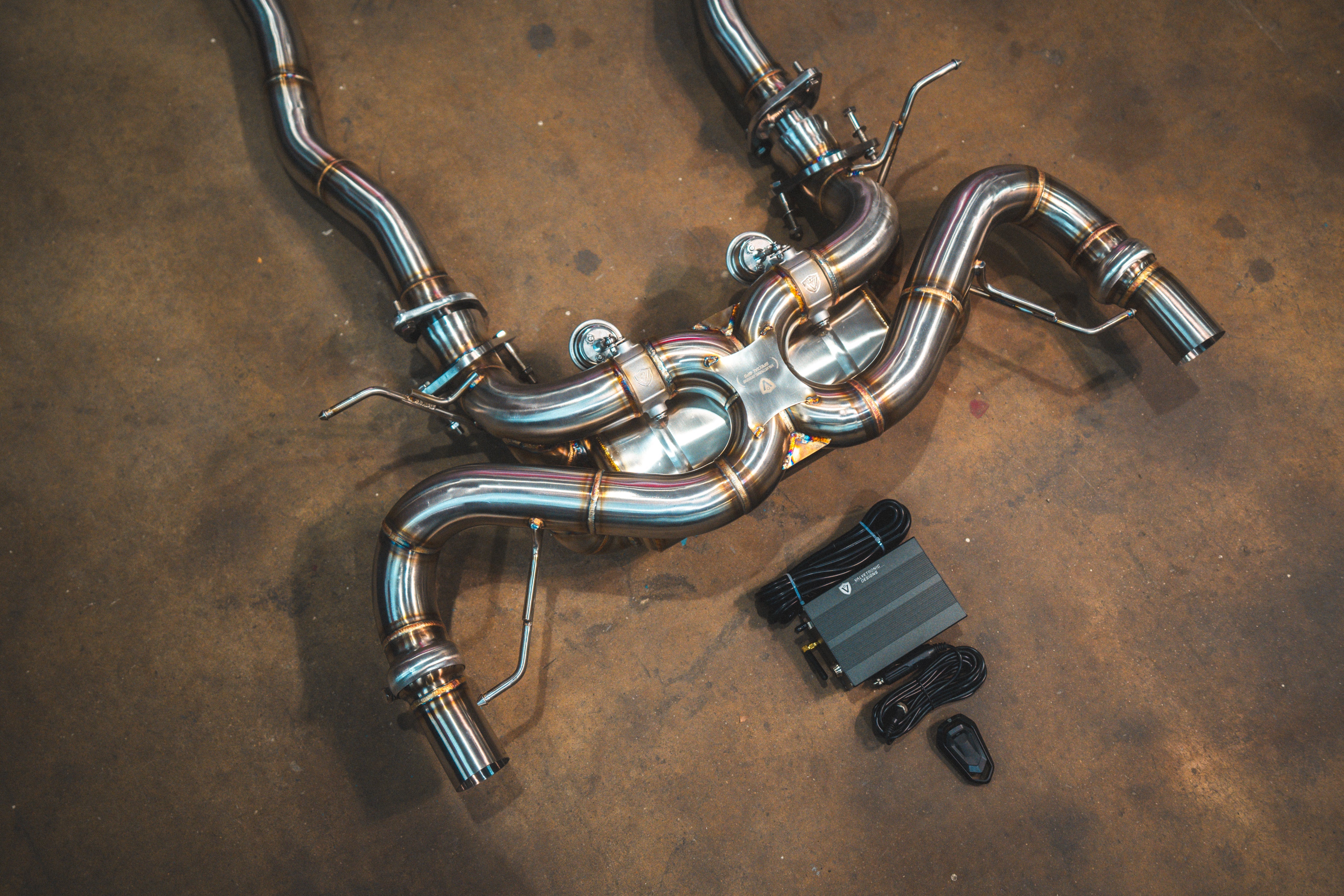 Stainless exhaust Aston Martin DBS: rear section with controller