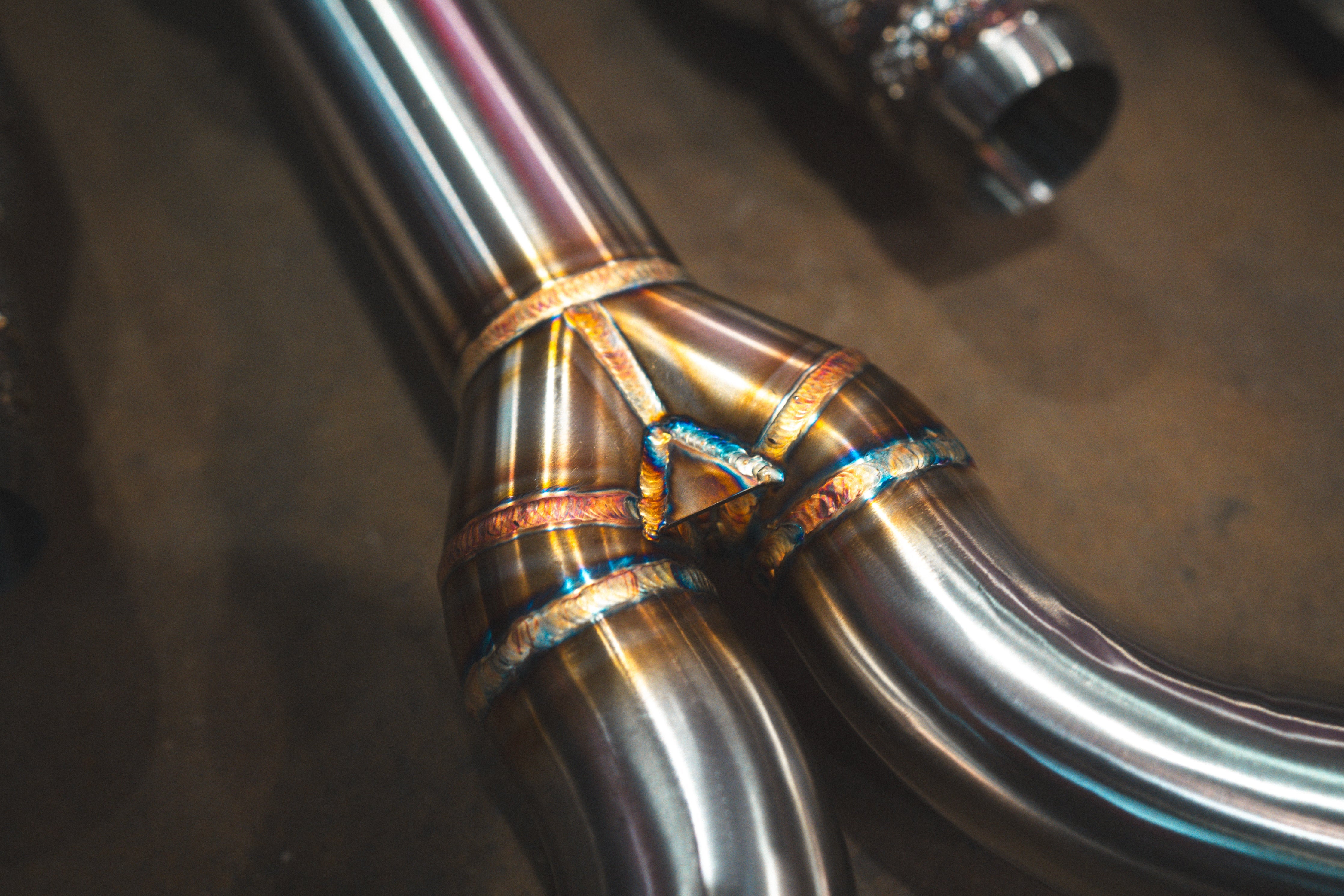 Stainless exhaust Aston Martin DBS: welded pipe junction
