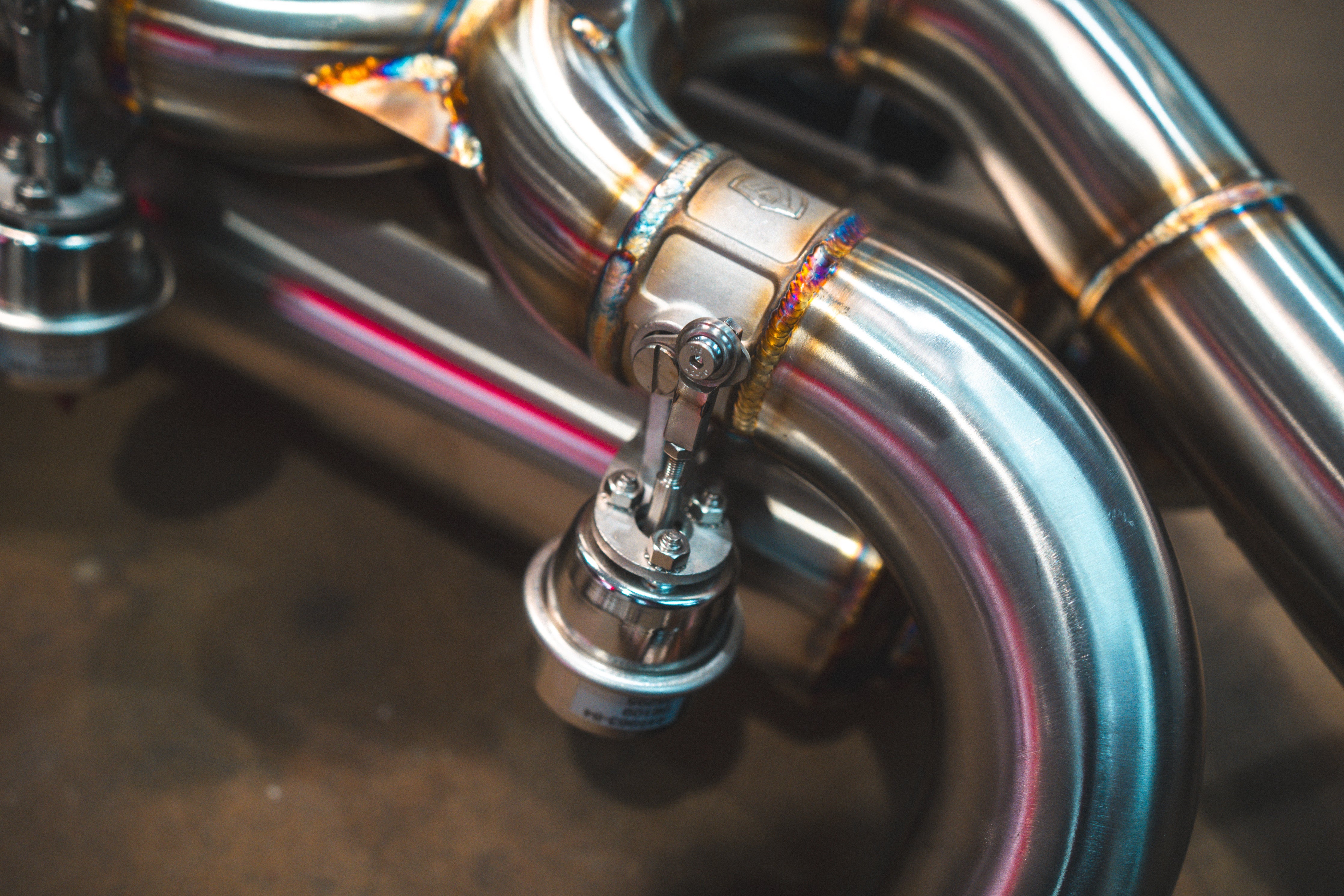 Stainless exhaust Aston Martin DBS: valve actuator and curved tubing
