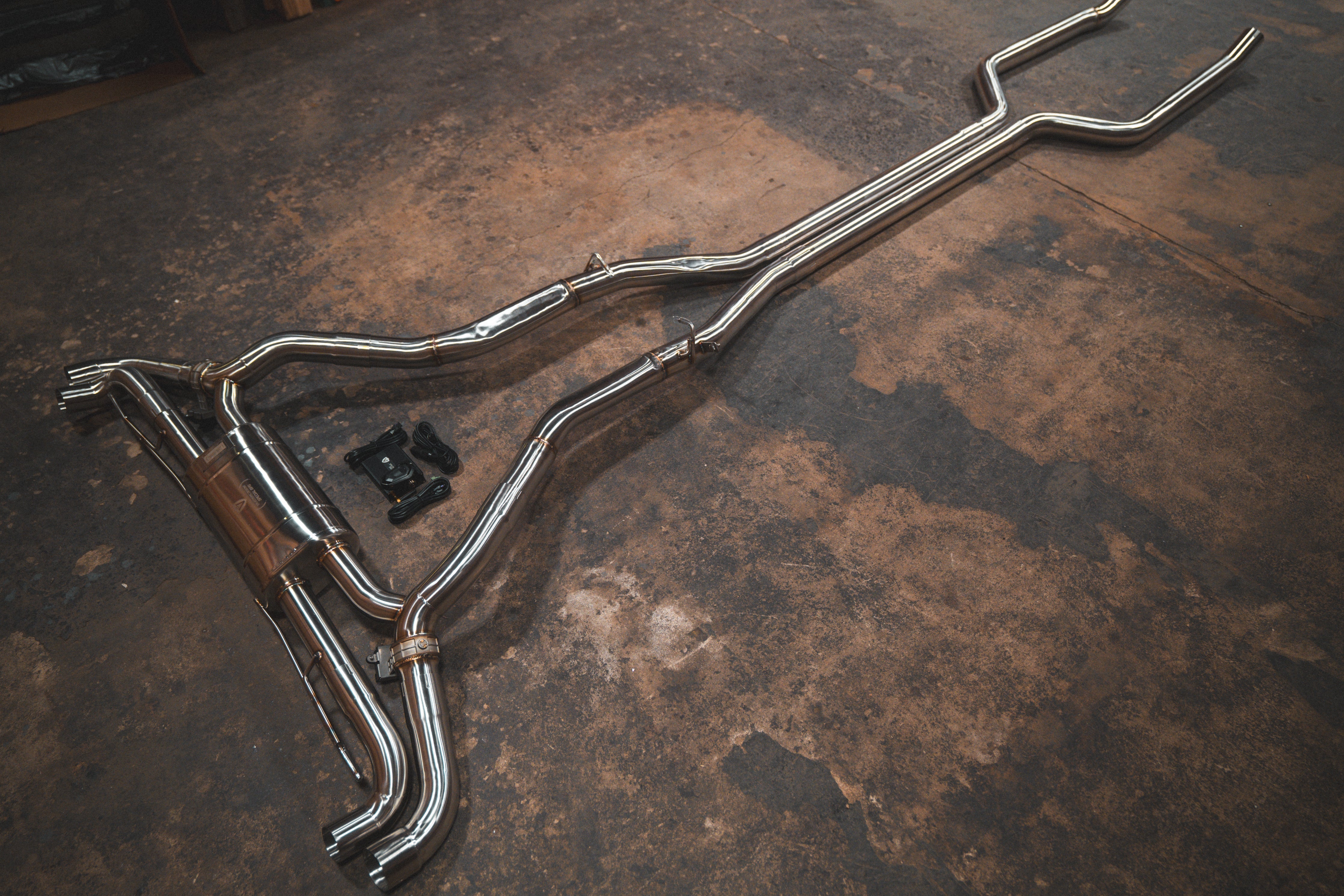 Stainless exhaust BMW X7 50i: complete system angled