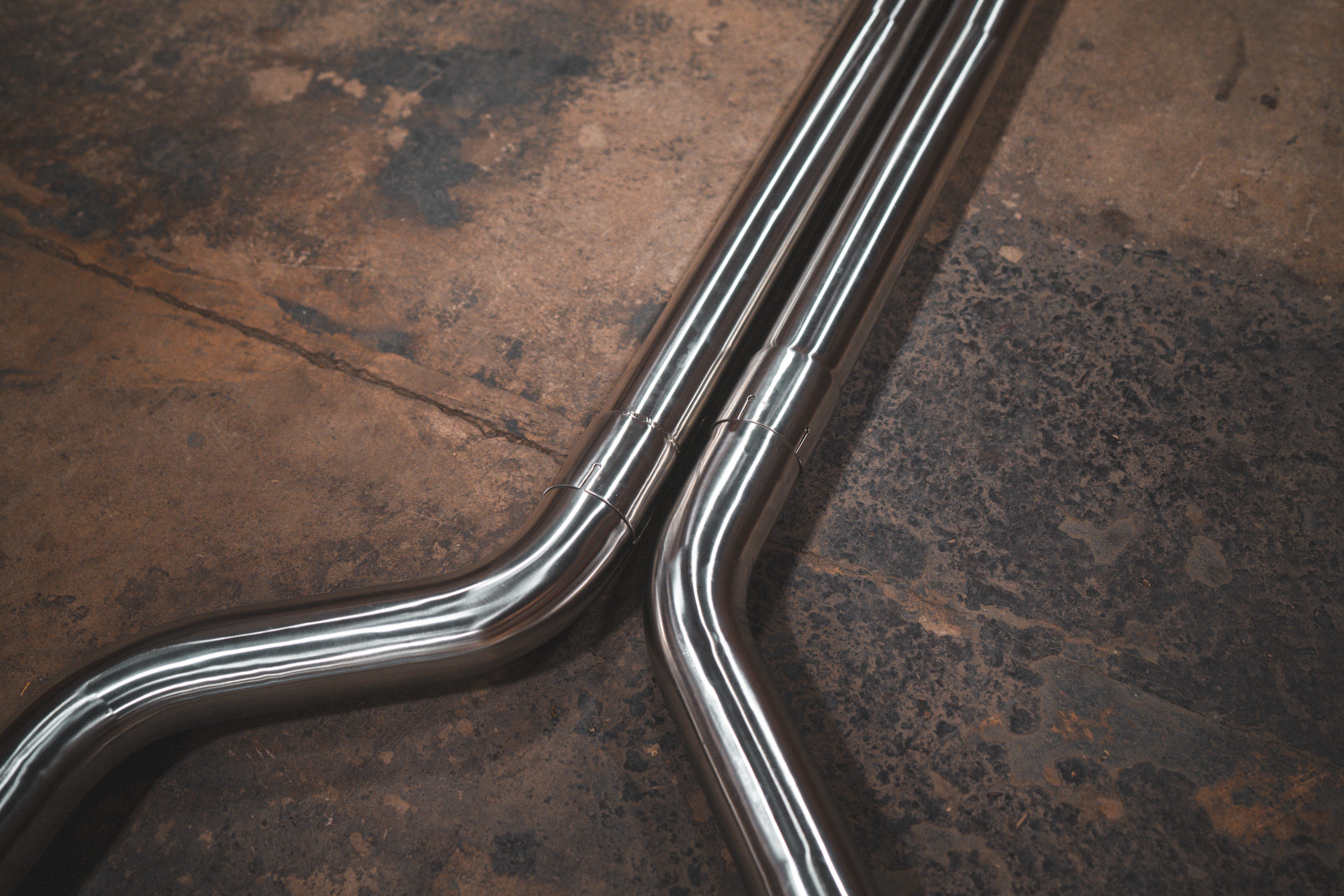 Stainless exhaust BMW X7 50i: pipe bend close-up