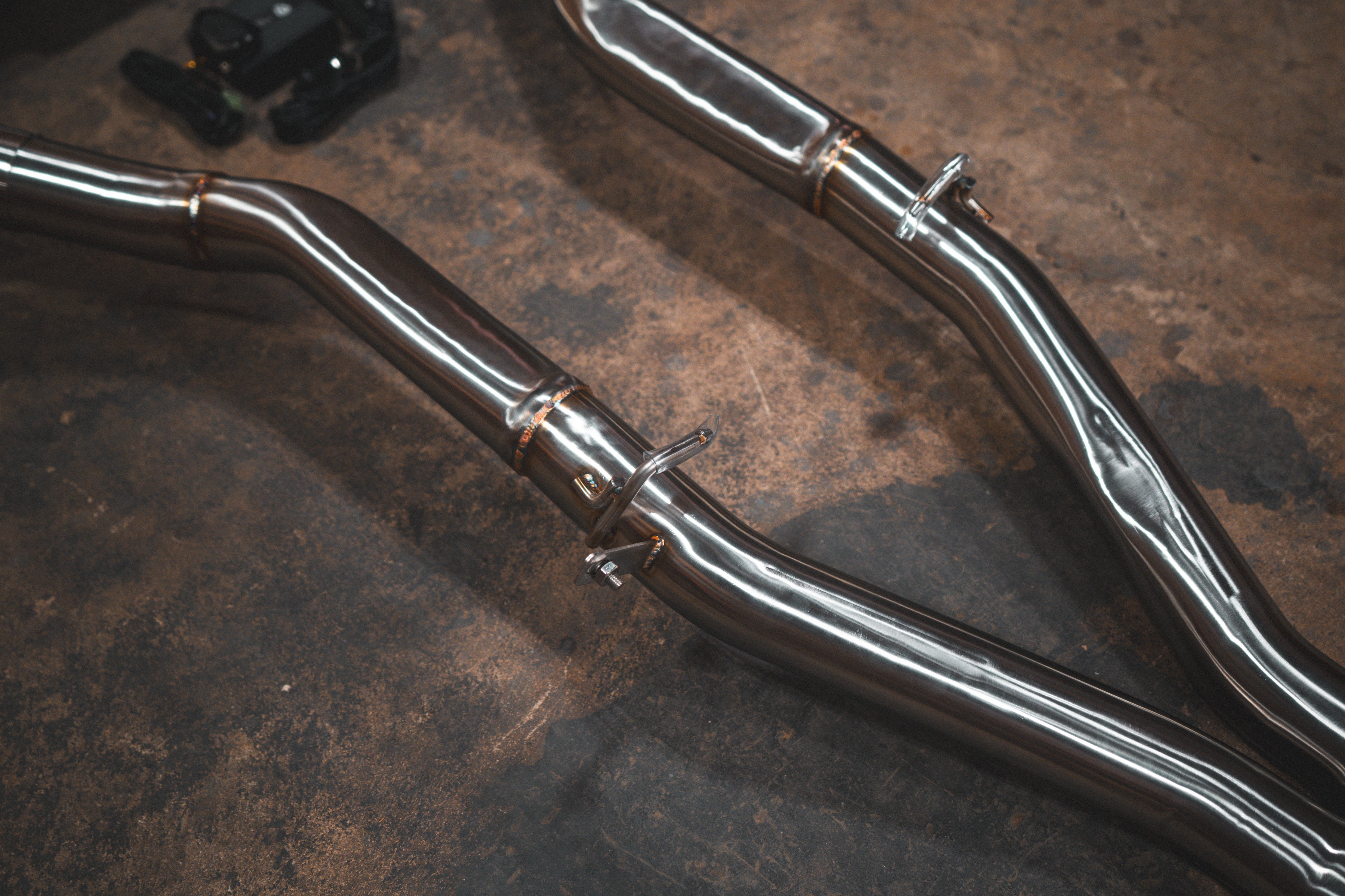 Stainless exhaust BMW X7 50i: pipe hanger bracket