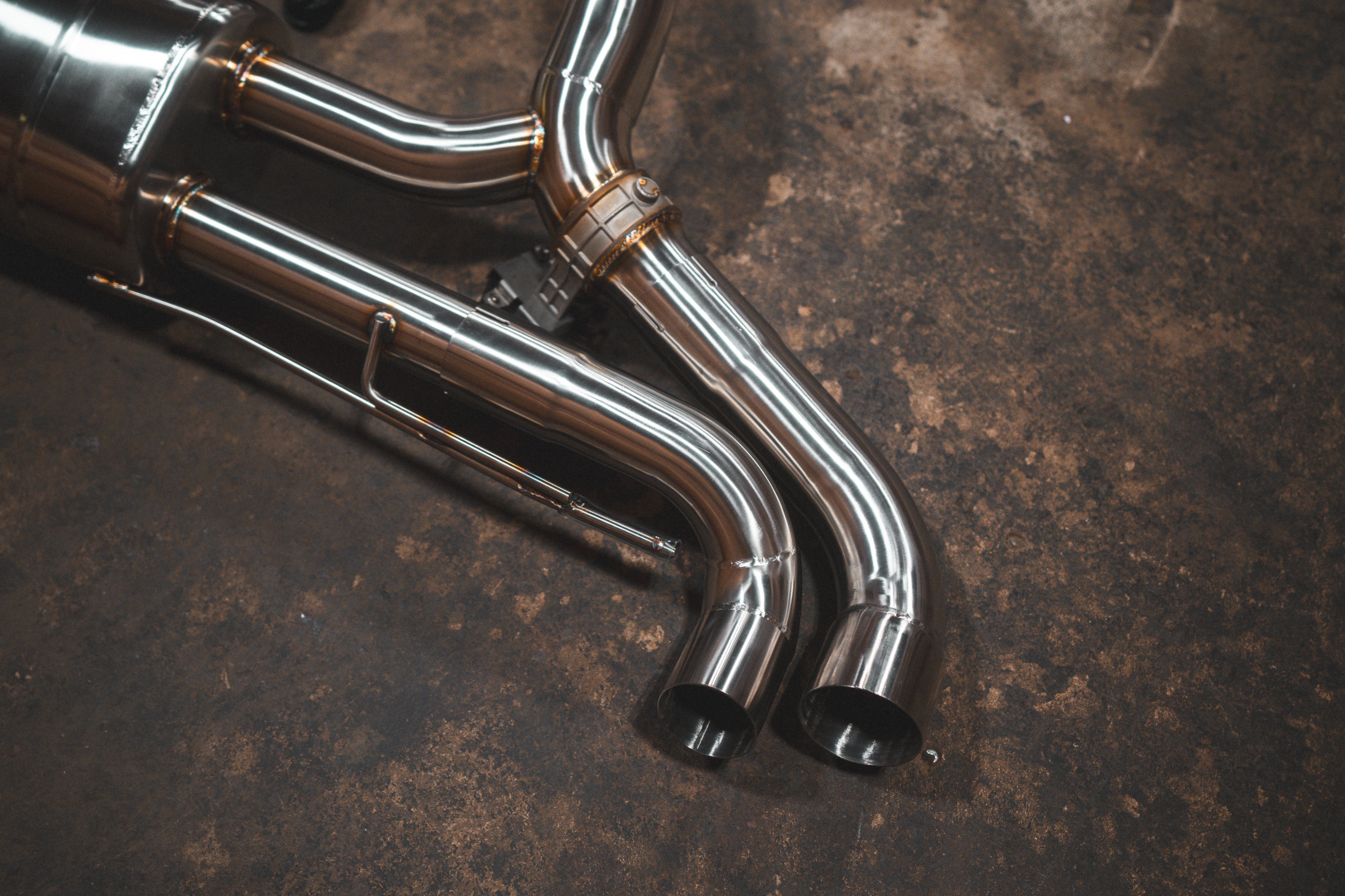 Stainless exhaust BMW X7 50i: paired inlet tubes