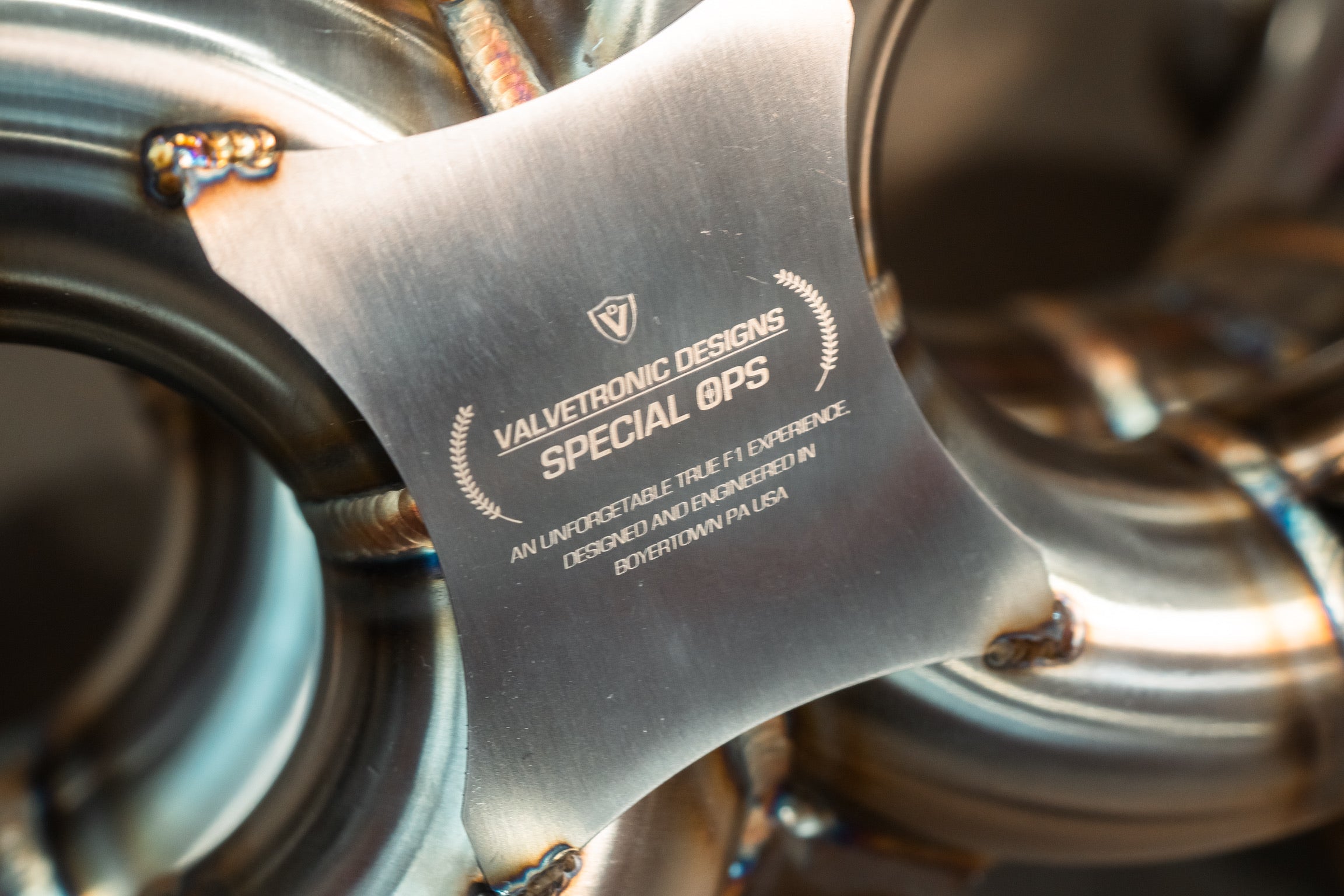 Stainless F1 exhaust Lamborghini Huracan: logo bridge on stainless pipes