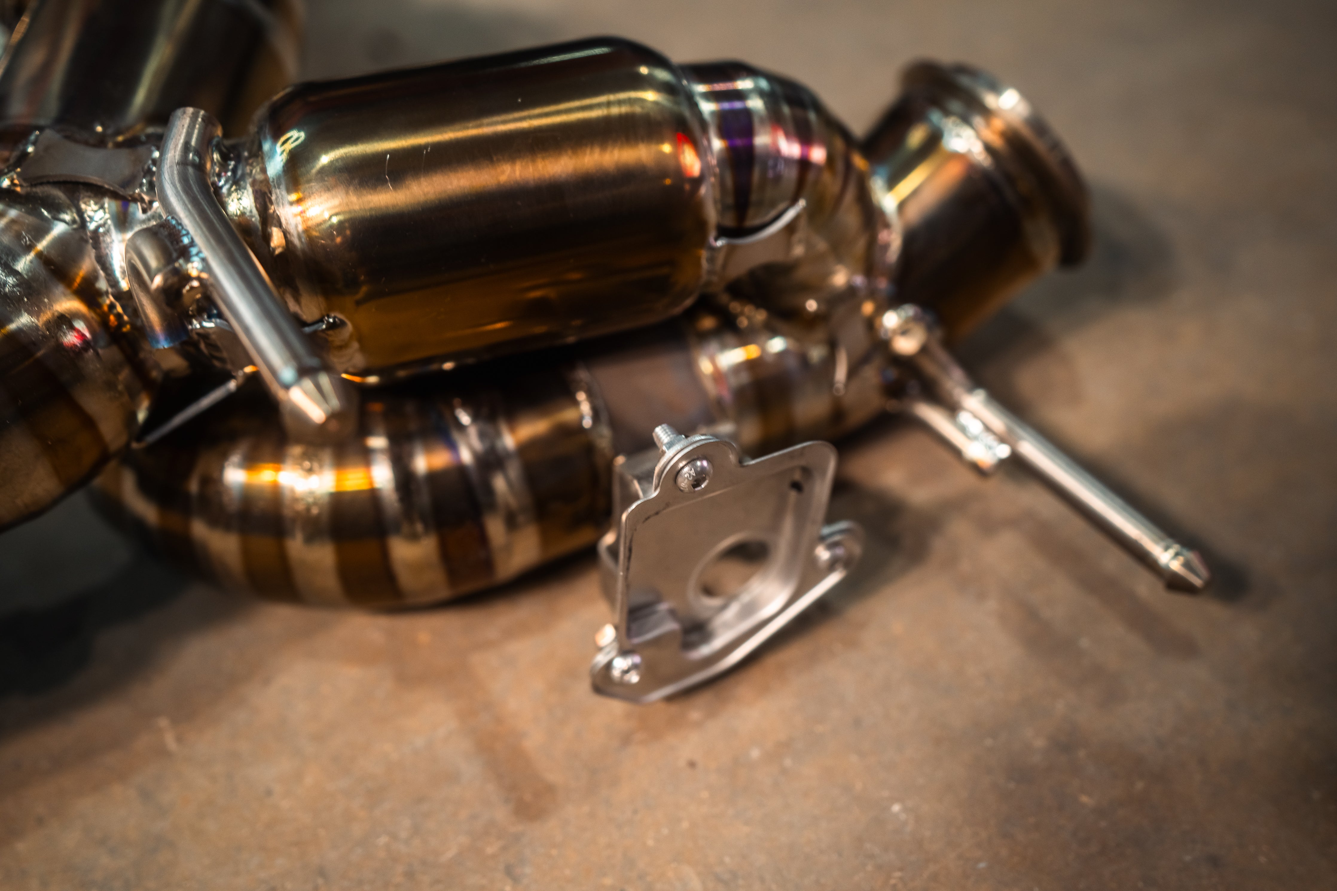 Titanium exhaust Maserati MC20: valve body and tubing